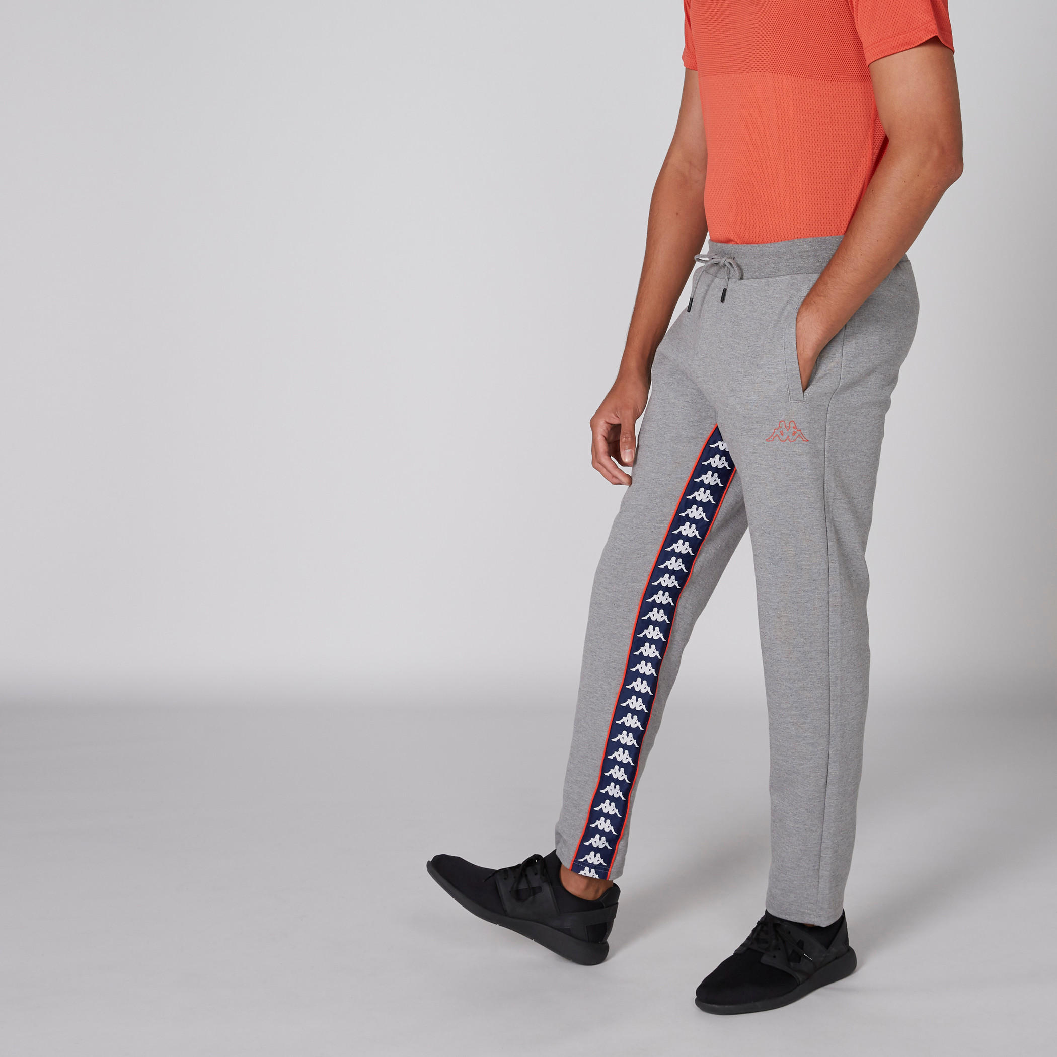 بنطال بخصر مطّاطي وجيوب من كابا-men-clothing-sportswearandactivewear-bottoms-image-1