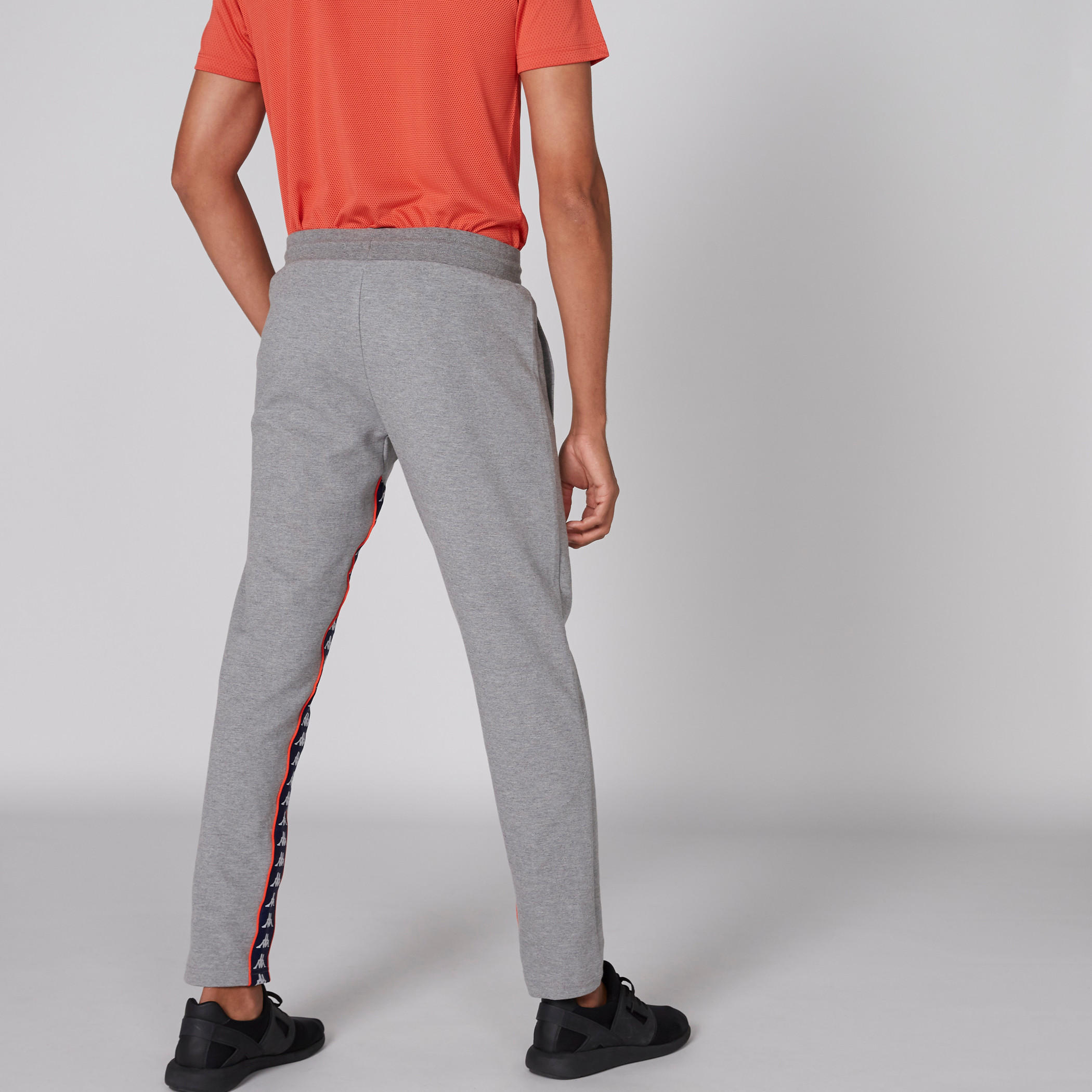بنطال بخصر مطّاطي وجيوب من كابا-men-clothing-sportswearandactivewear-bottoms-image-2