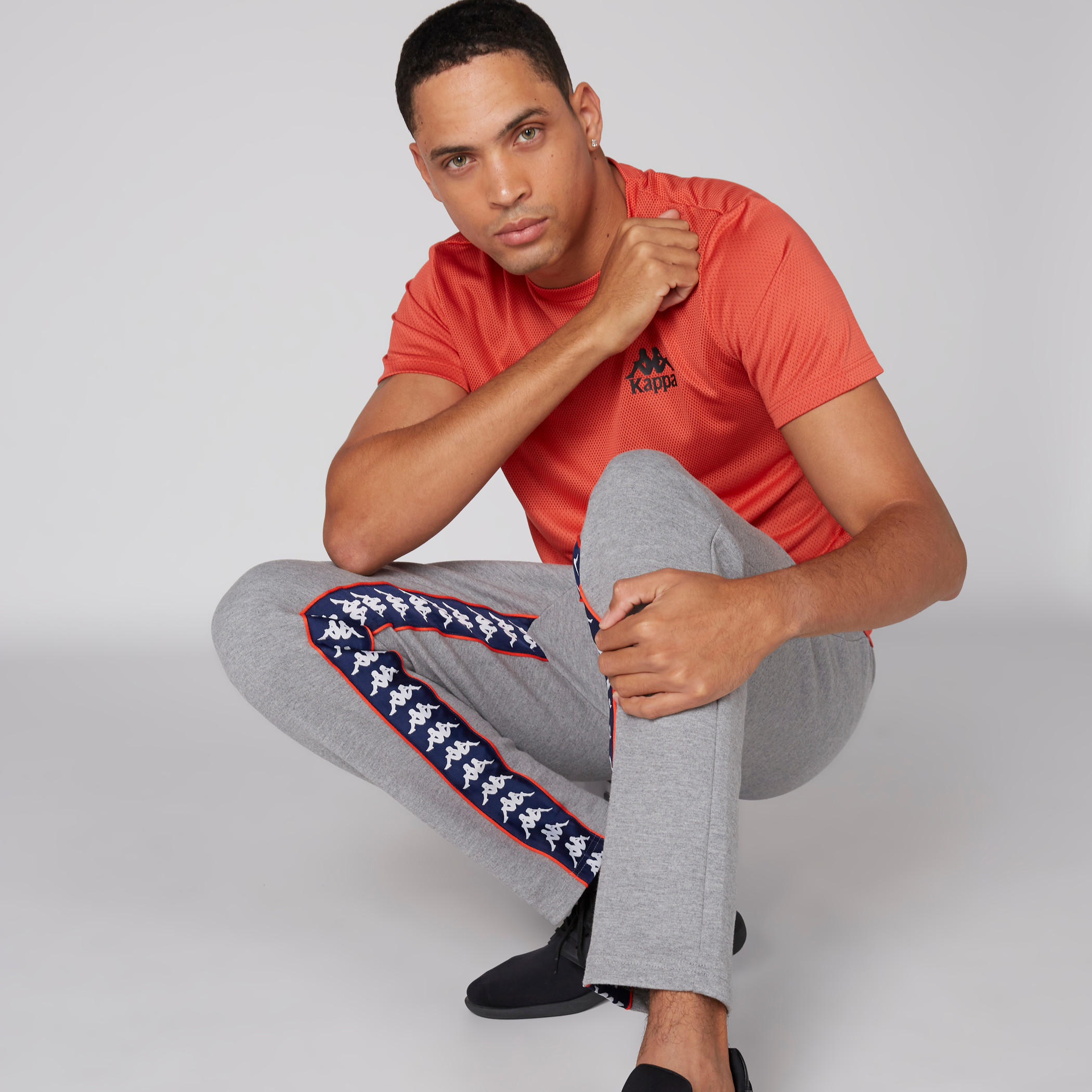 بنطال بخصر مطّاطي وجيوب من كابا-men-clothing-sportswearandactivewear-bottoms-image-3