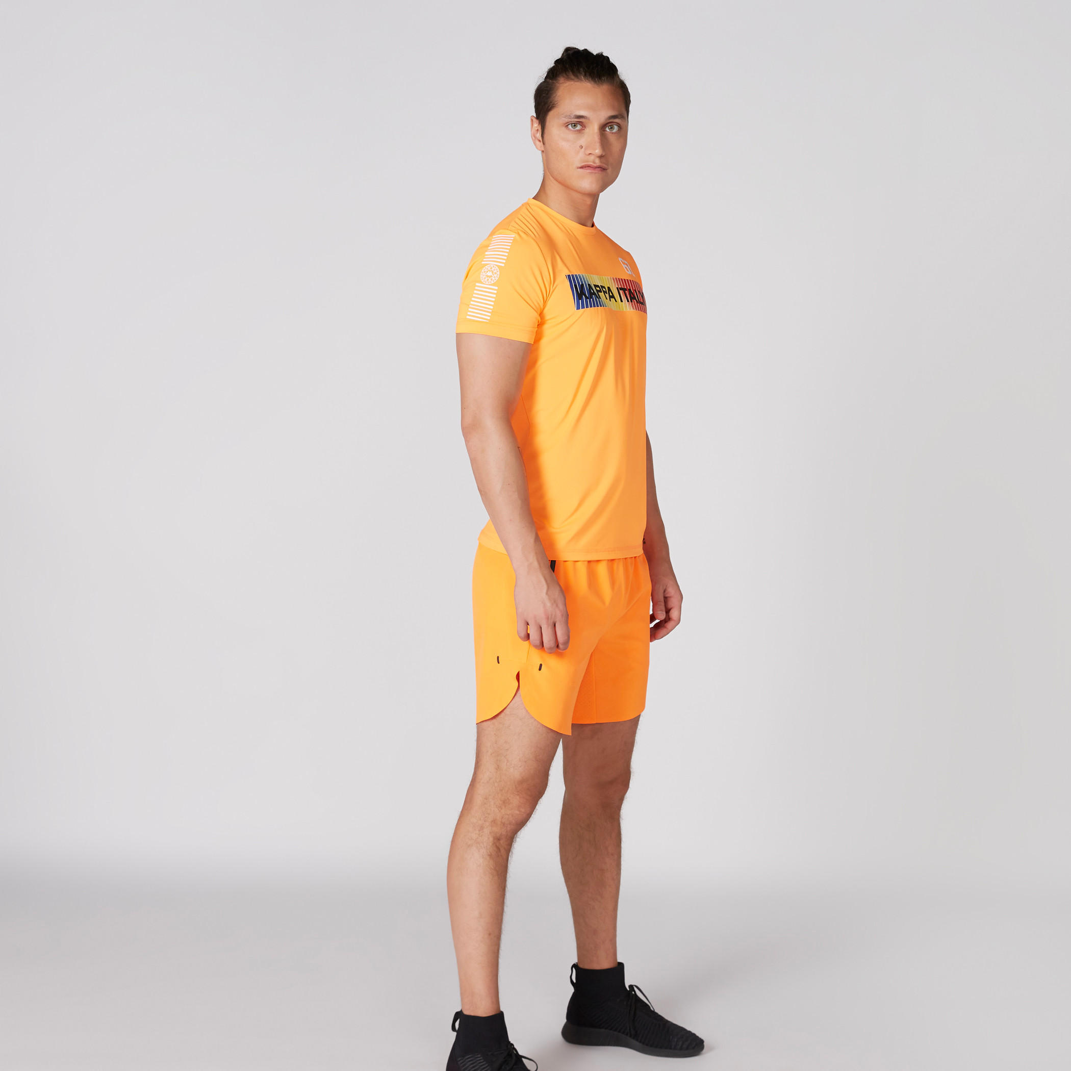 تيشيرت بياقة مستديرة وأكمام قصيرة وطبعات من كابا-men-clothing-sportswearandactivewear-tshirtsandpolos-image-4