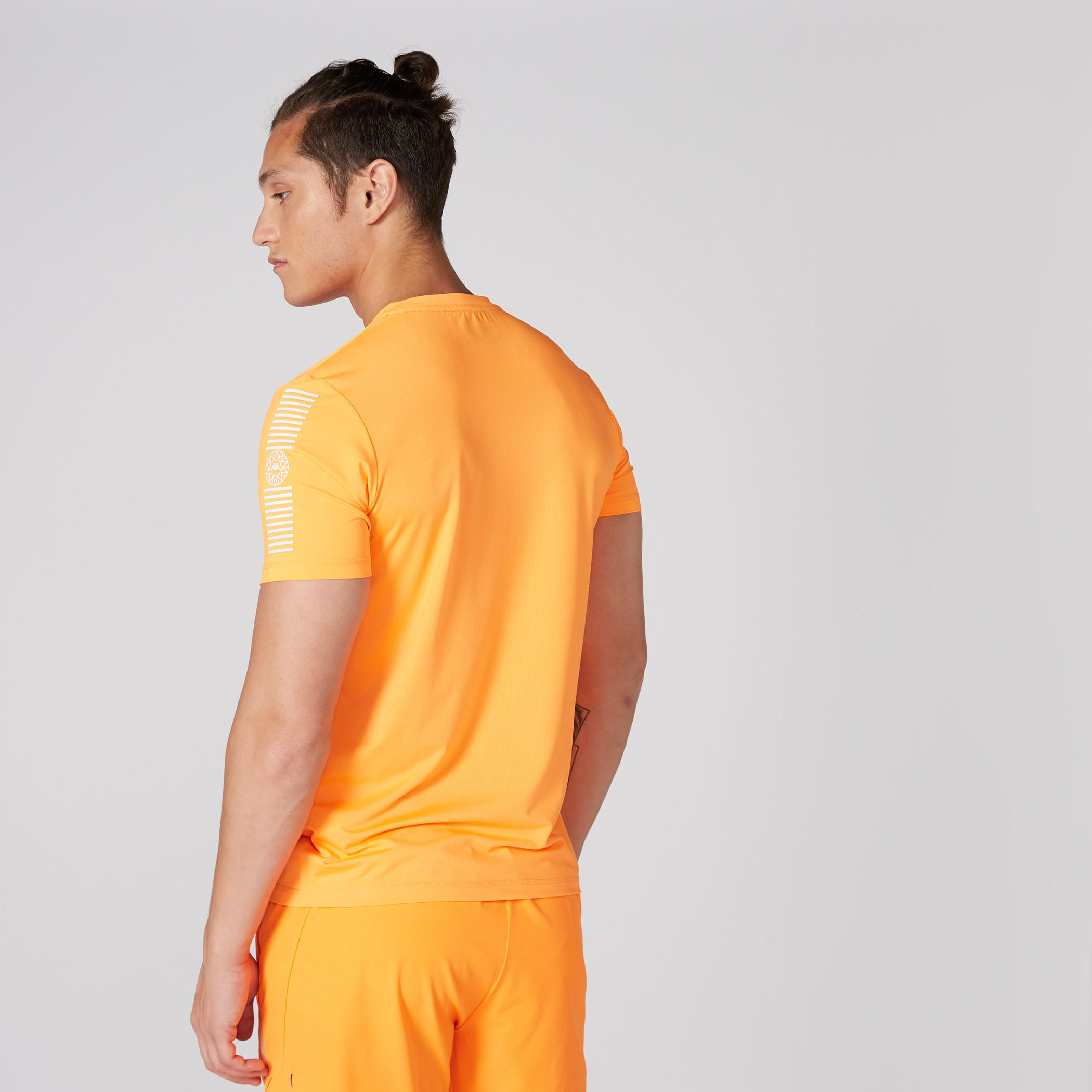 تيشيرت بياقة مستديرة وأكمام قصيرة وطبعات من كابا-men-clothing-sportswearandactivewear-tshirtsandpolos-image-3