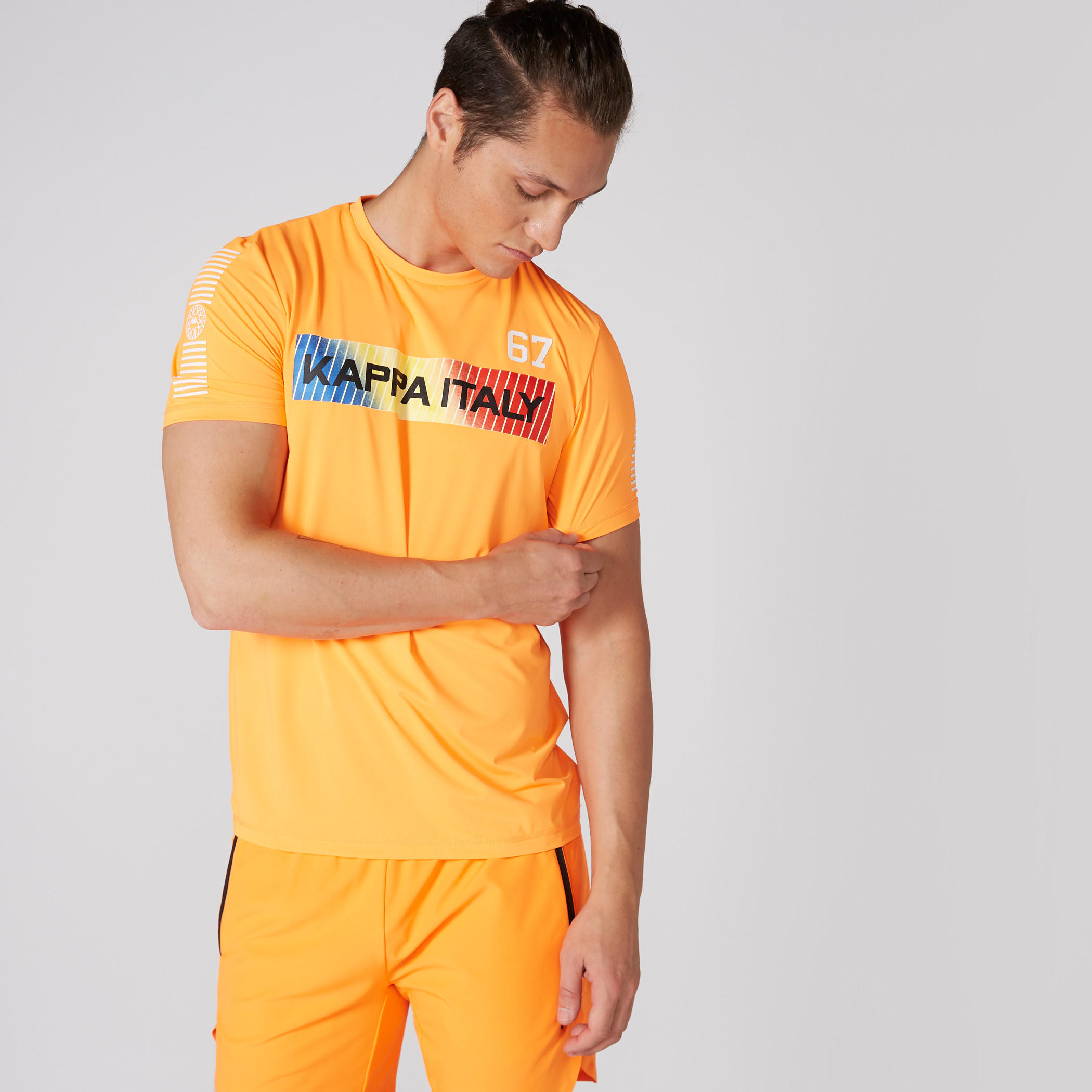 تيشيرت بياقة مستديرة وأكمام قصيرة وطبعات من كابا-men-clothing-sportswearandactivewear-tshirtsandpolos-image-2