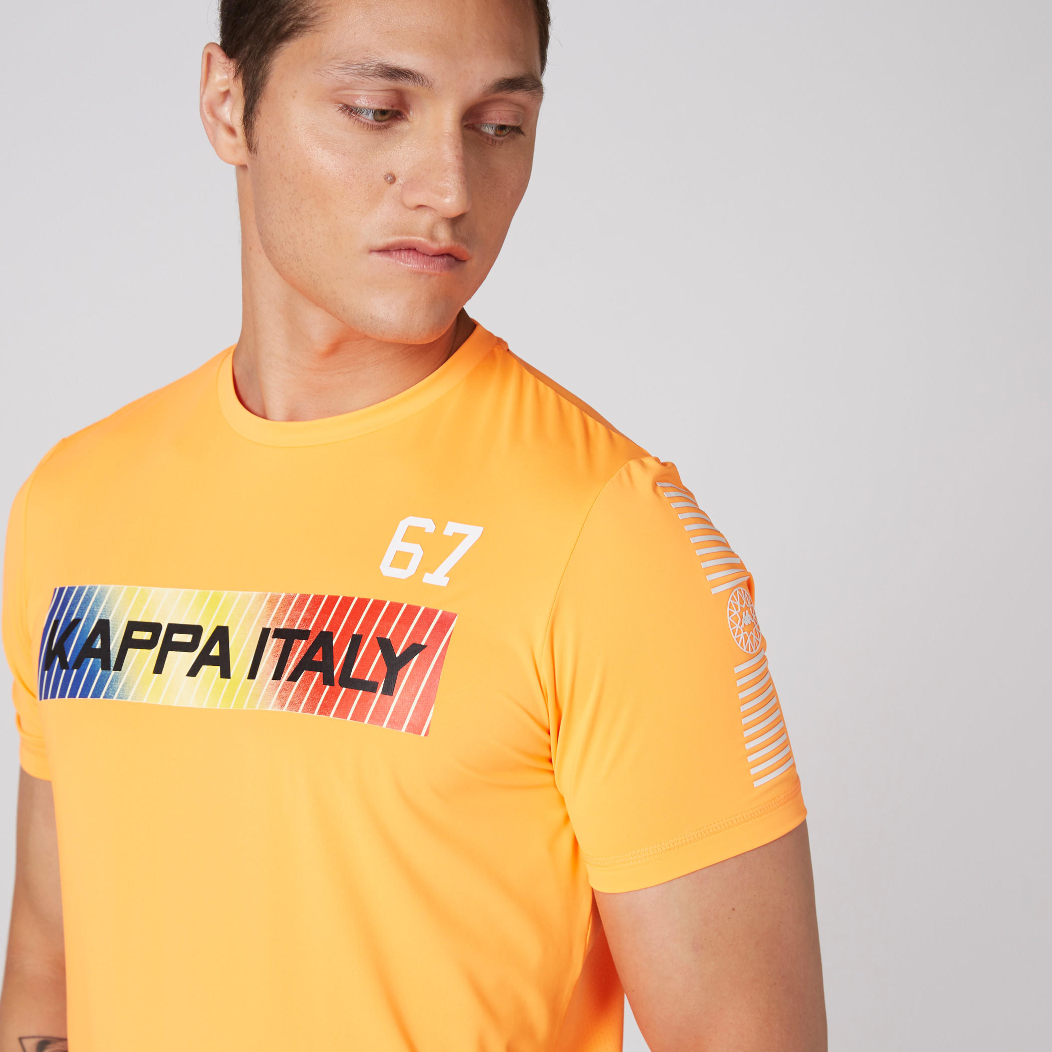 تيشيرت بياقة مستديرة وأكمام قصيرة وطبعات من كابا-men-clothing-sportswearandactivewear-tshirtsandpolos-image-1