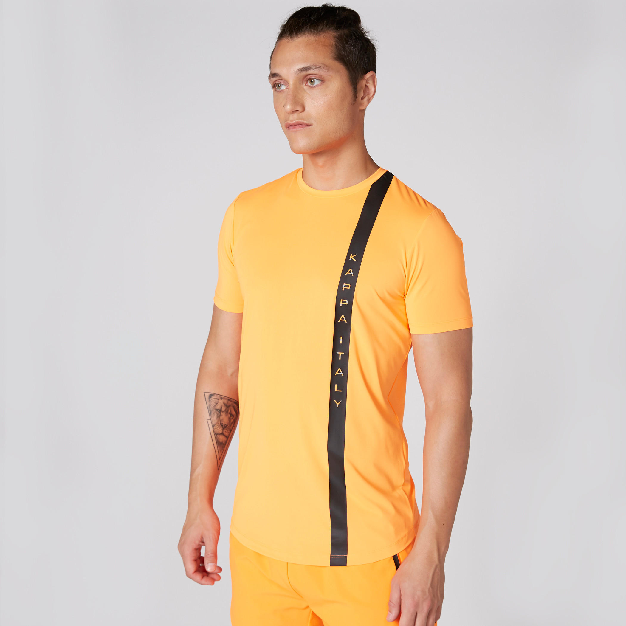 تيشيرت بياقة مستديرة وأكمام قصيرة وطبعات من كابا-men-clothing-sportswearandactivewear-tshirtsandpolos-image-1