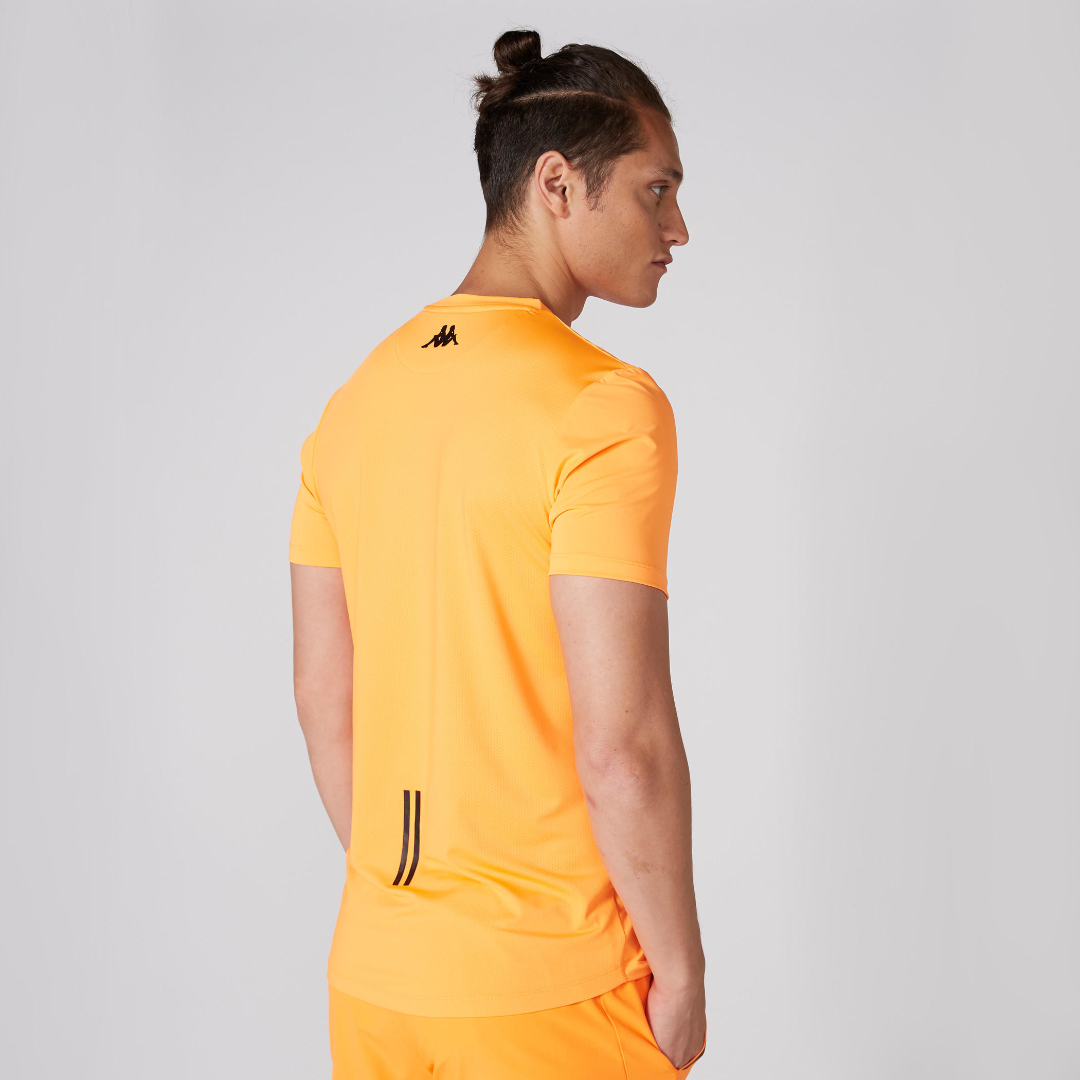 تيشيرت بياقة مستديرة وأكمام قصيرة وطبعات من كابا-men-clothing-sportswearandactivewear-tshirtsandpolos-image-2