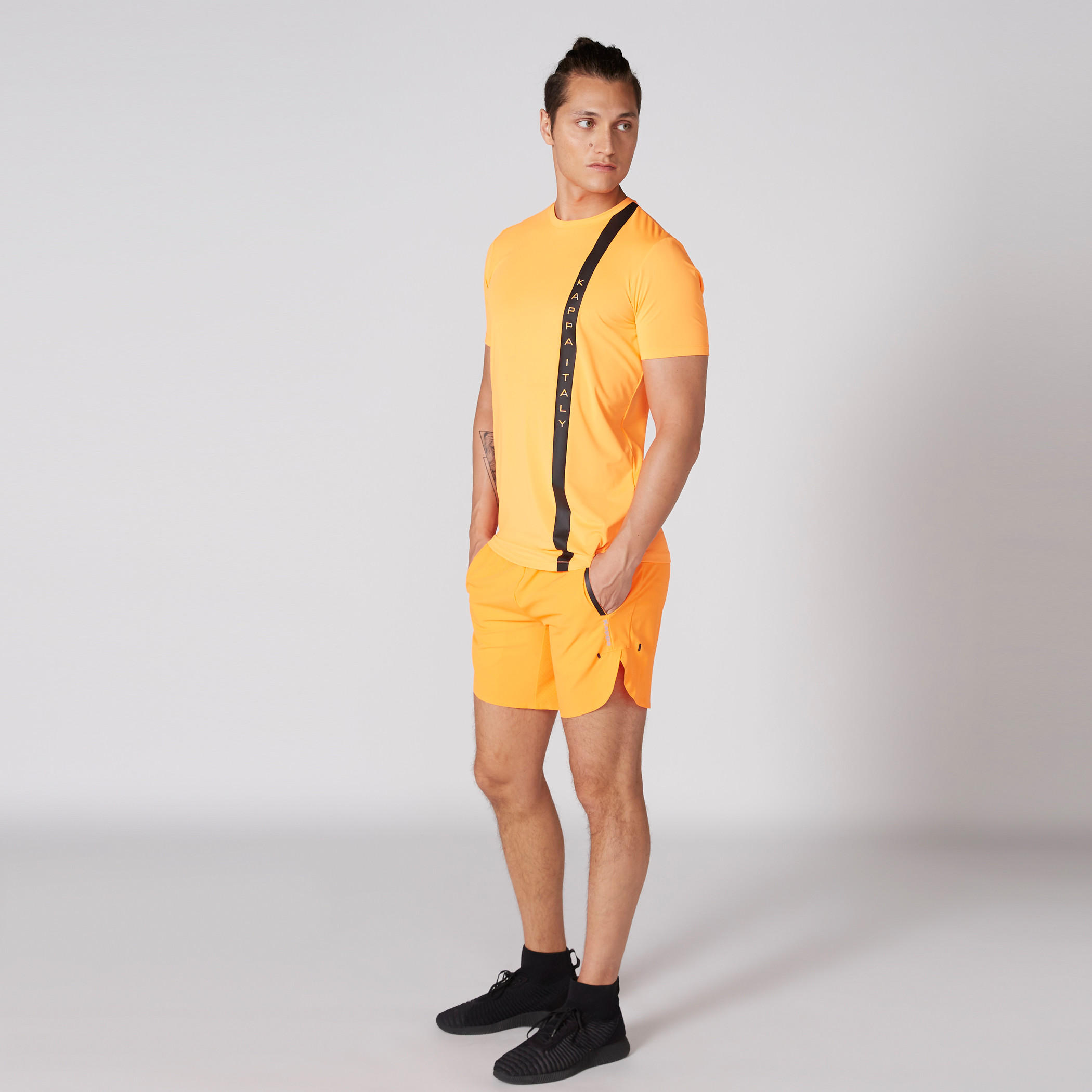 تيشيرت بياقة مستديرة وأكمام قصيرة وطبعات من كابا-men-clothing-sportswearandactivewear-tshirtsandpolos-image-3
