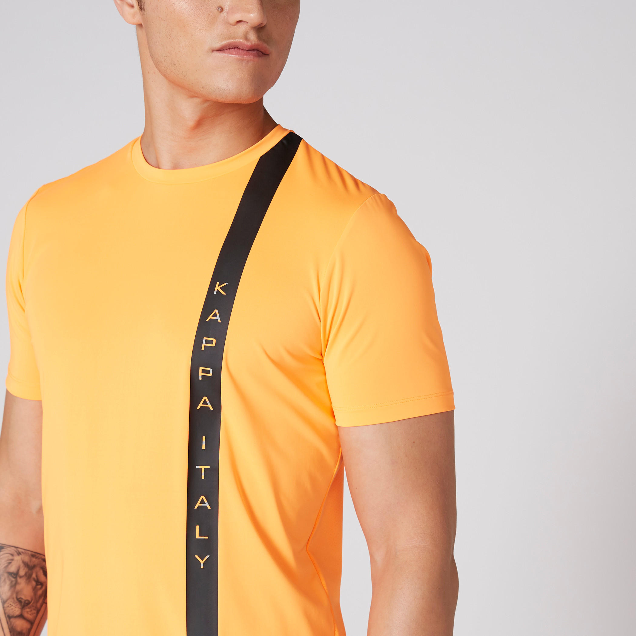 تيشيرت بياقة مستديرة وأكمام قصيرة وطبعات من كابا-men-clothing-sportswearandactivewear-tshirtsandpolos-image-4