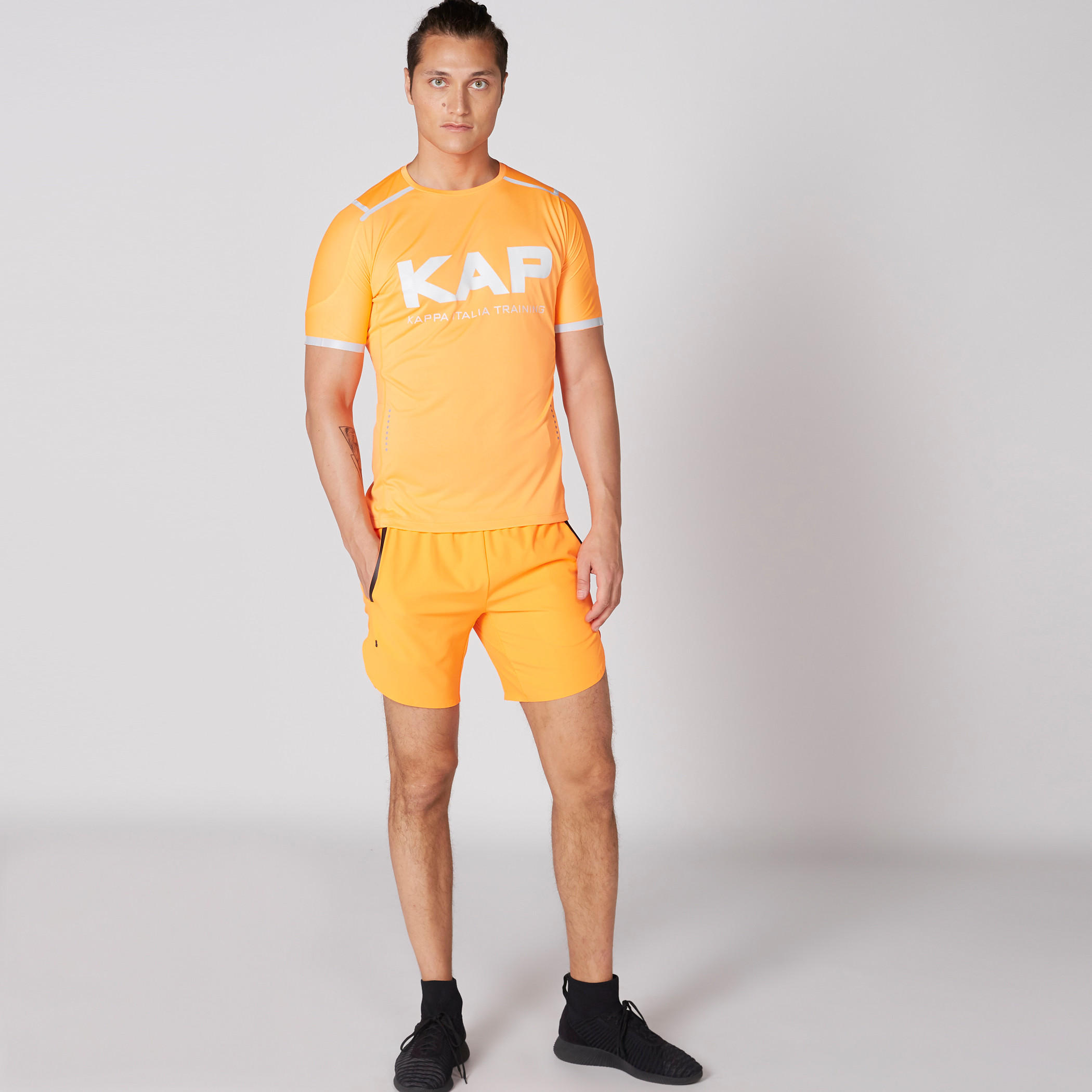 تيشيرت بياقة مستديرة وأكمام قصيرة وطبعات من كابا-men-clothing-sportswearandactivewear-tshirtsandpolos-image-1