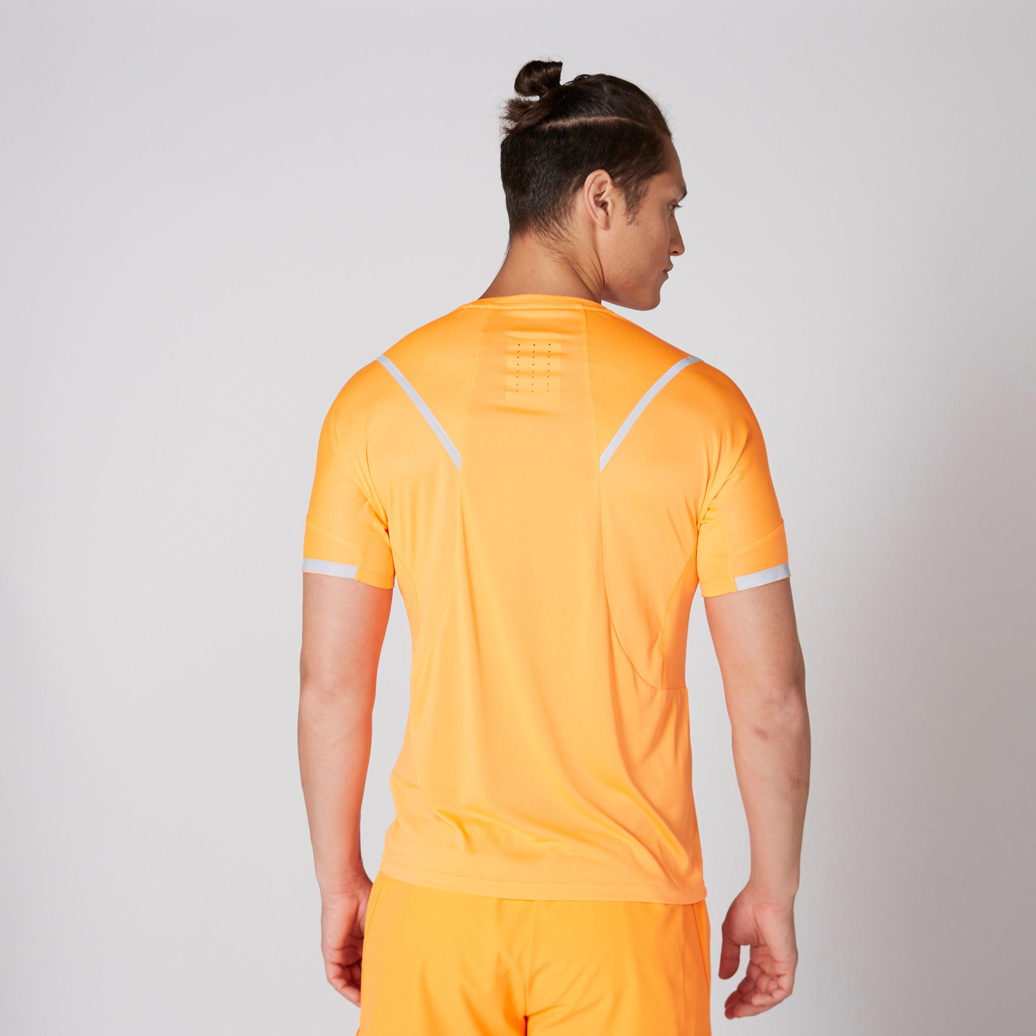 تيشيرت بياقة مستديرة وأكمام قصيرة وطبعات من كابا-men-clothing-sportswearandactivewear-tshirtsandpolos-image-2
