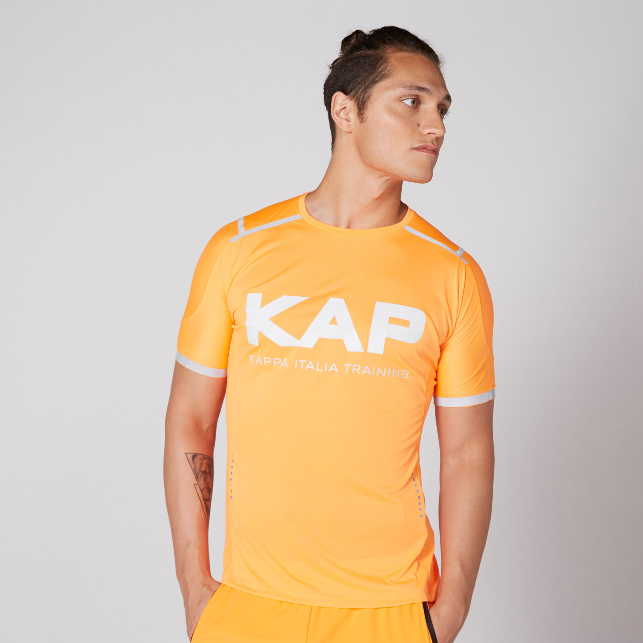 تيشيرت بياقة مستديرة وأكمام قصيرة وطبعات من كابا-men-clothing-sportswearandactivewear-tshirtsandpolos-image-3