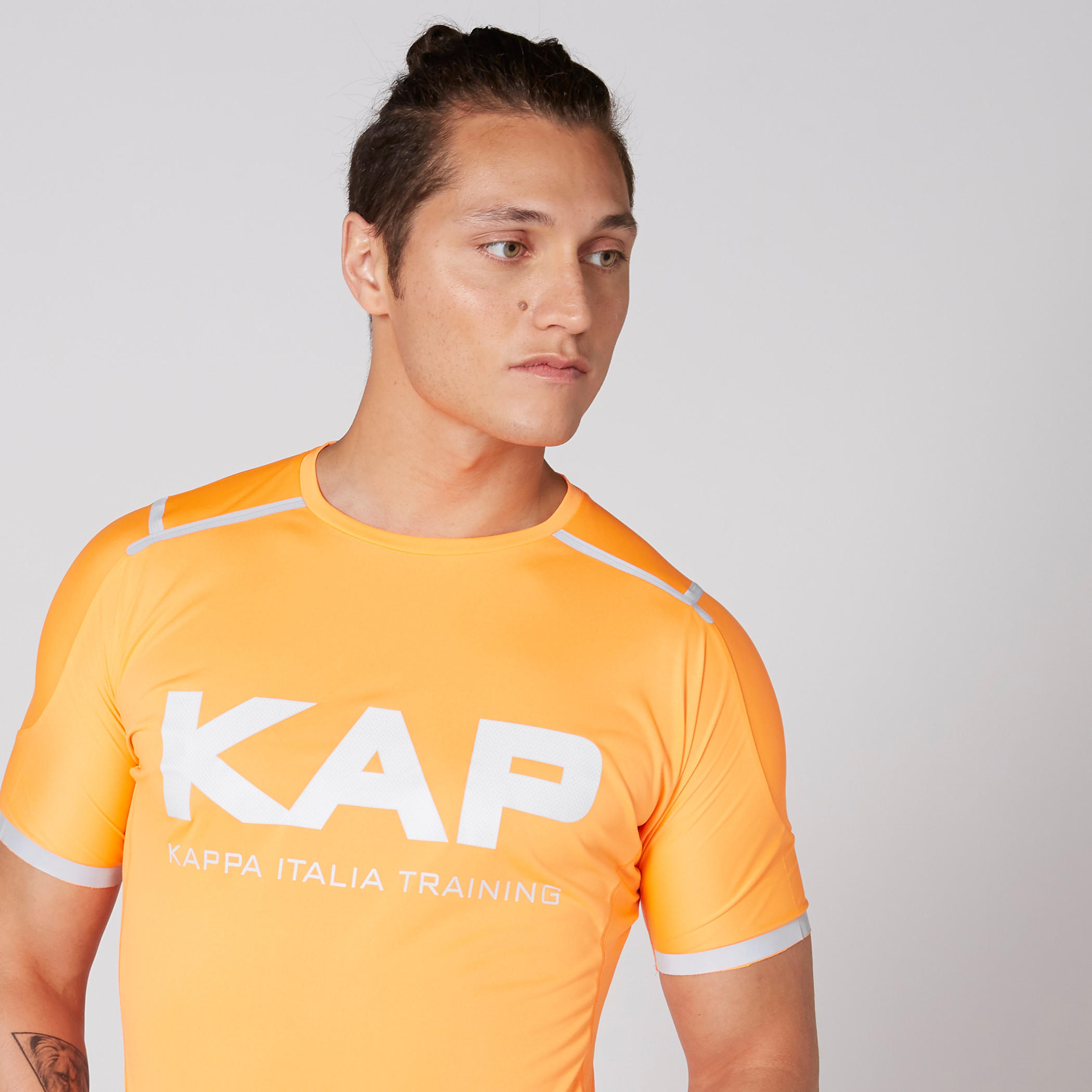 تيشيرت بياقة مستديرة وأكمام قصيرة وطبعات من كابا-men-clothing-sportswearandactivewear-tshirtsandpolos-image-4