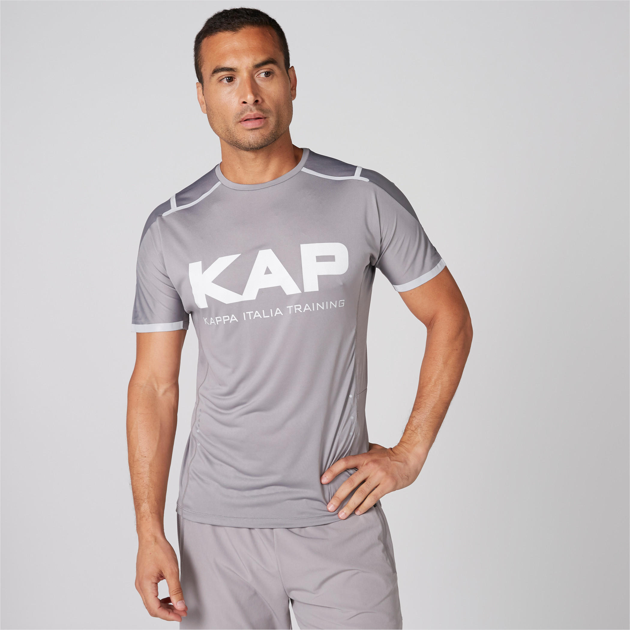 جاكيت بأكمام طويلة وسحّاب إغلاق وقبعة من كابا-men-clothing-sportswearandactivewear-tshirtsandpolos-image-1