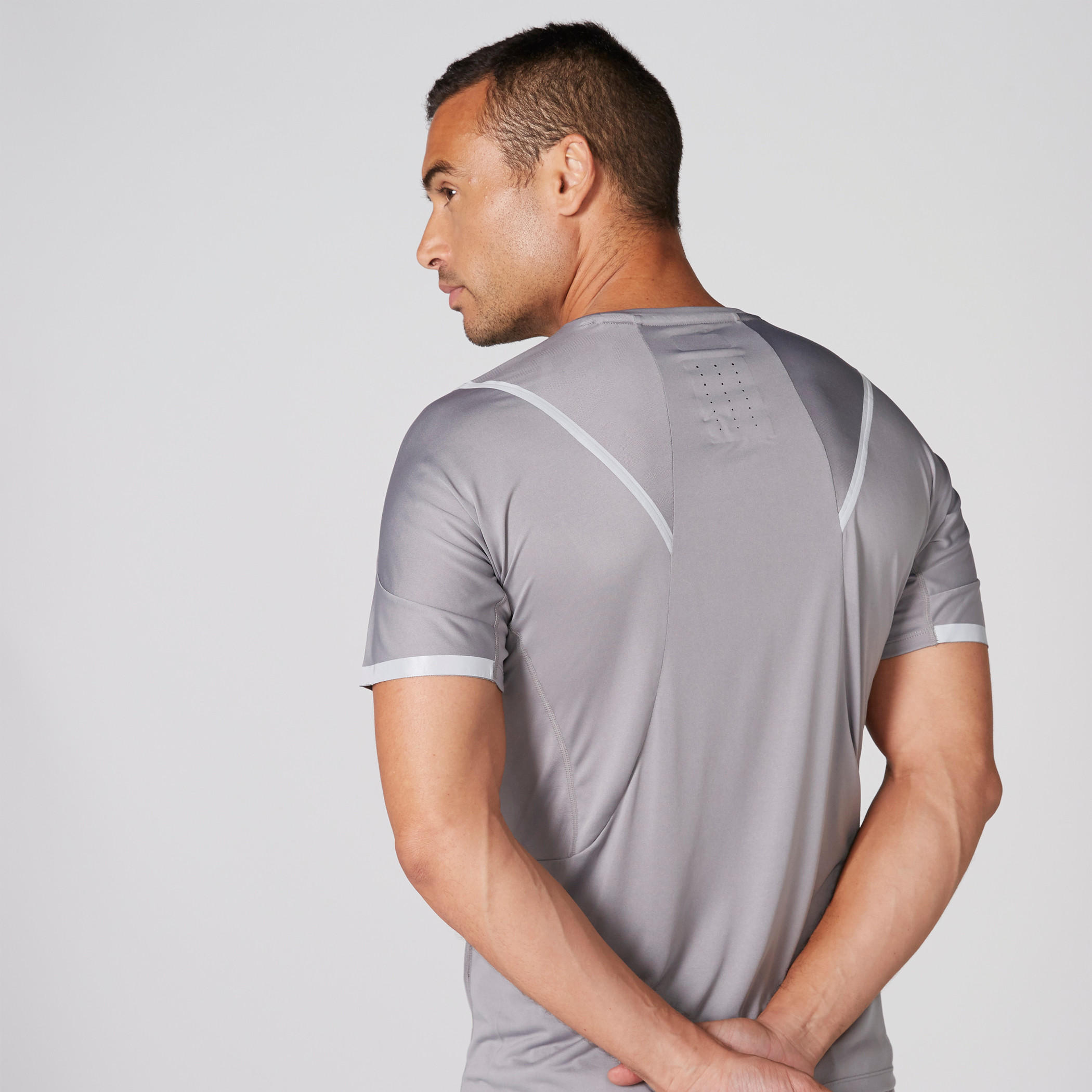 جاكيت بأكمام طويلة وسحّاب إغلاق وقبعة من كابا-men-clothing-sportswearandactivewear-tshirtsandpolos-image-2