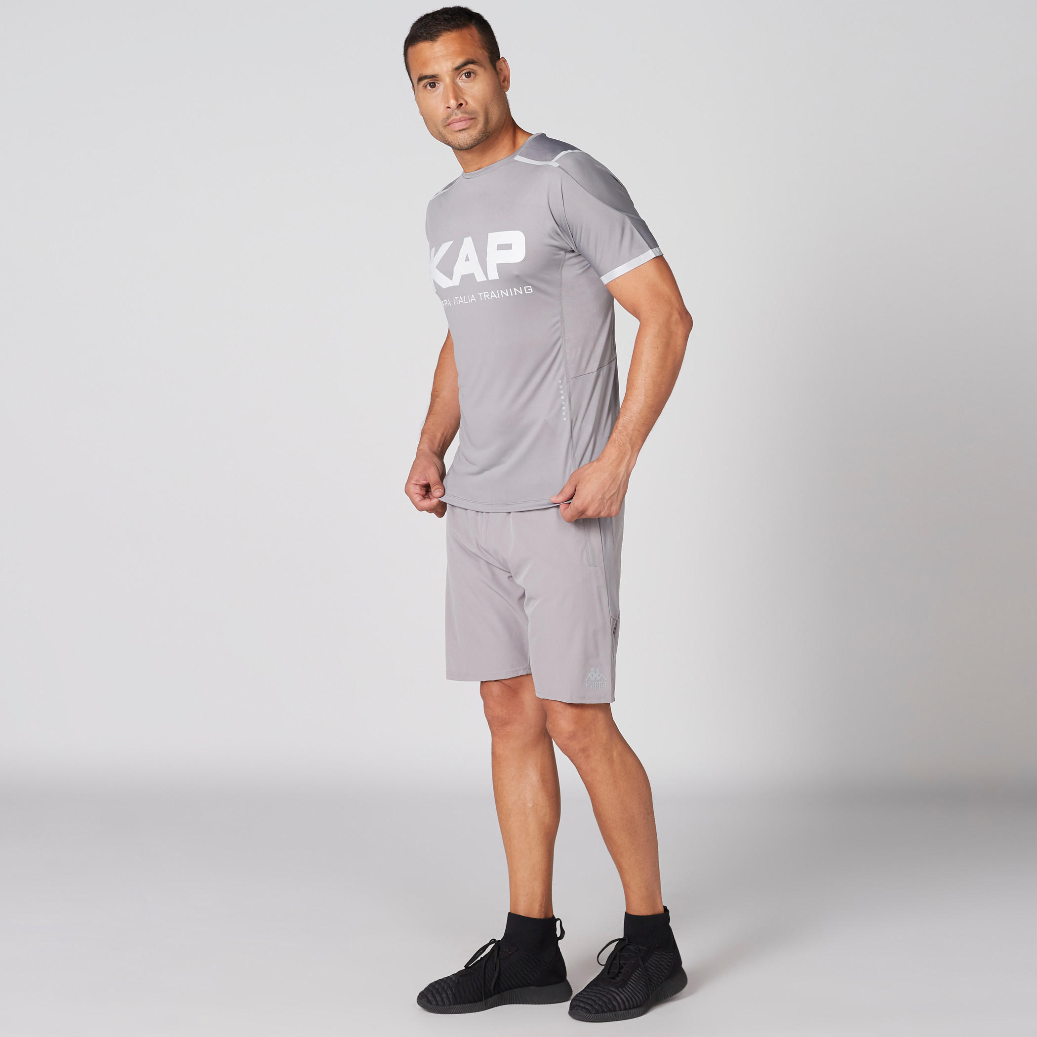جاكيت بأكمام طويلة وسحّاب إغلاق وقبعة من كابا-men-clothing-sportswearandactivewear-tshirtsandpolos-image-3
