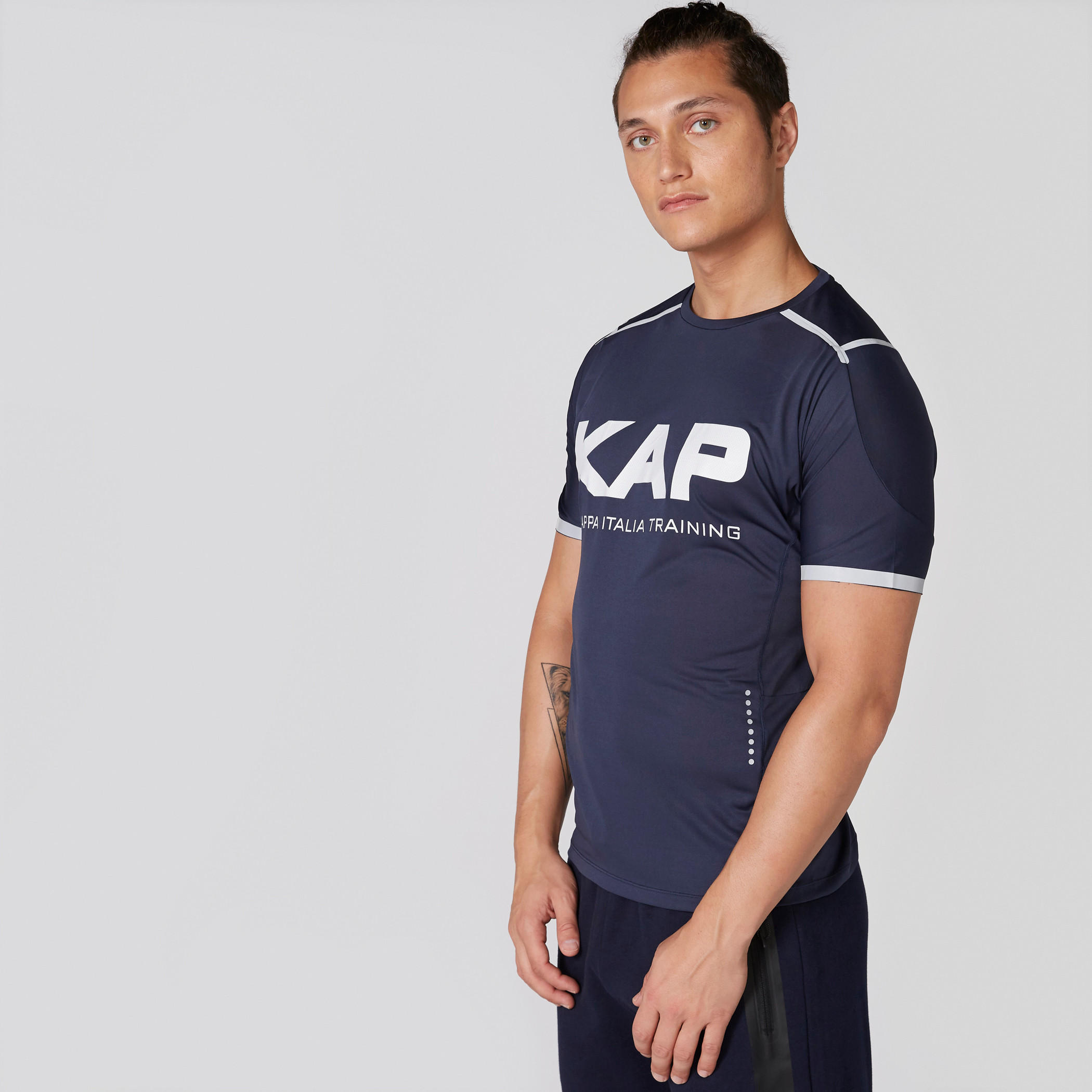 تيشيرت بياقة مستديرة وأكمام قصيرة وطبعات من كابا-men-clothing-sportswearandactivewear-tshirtsandpolos-image-1
