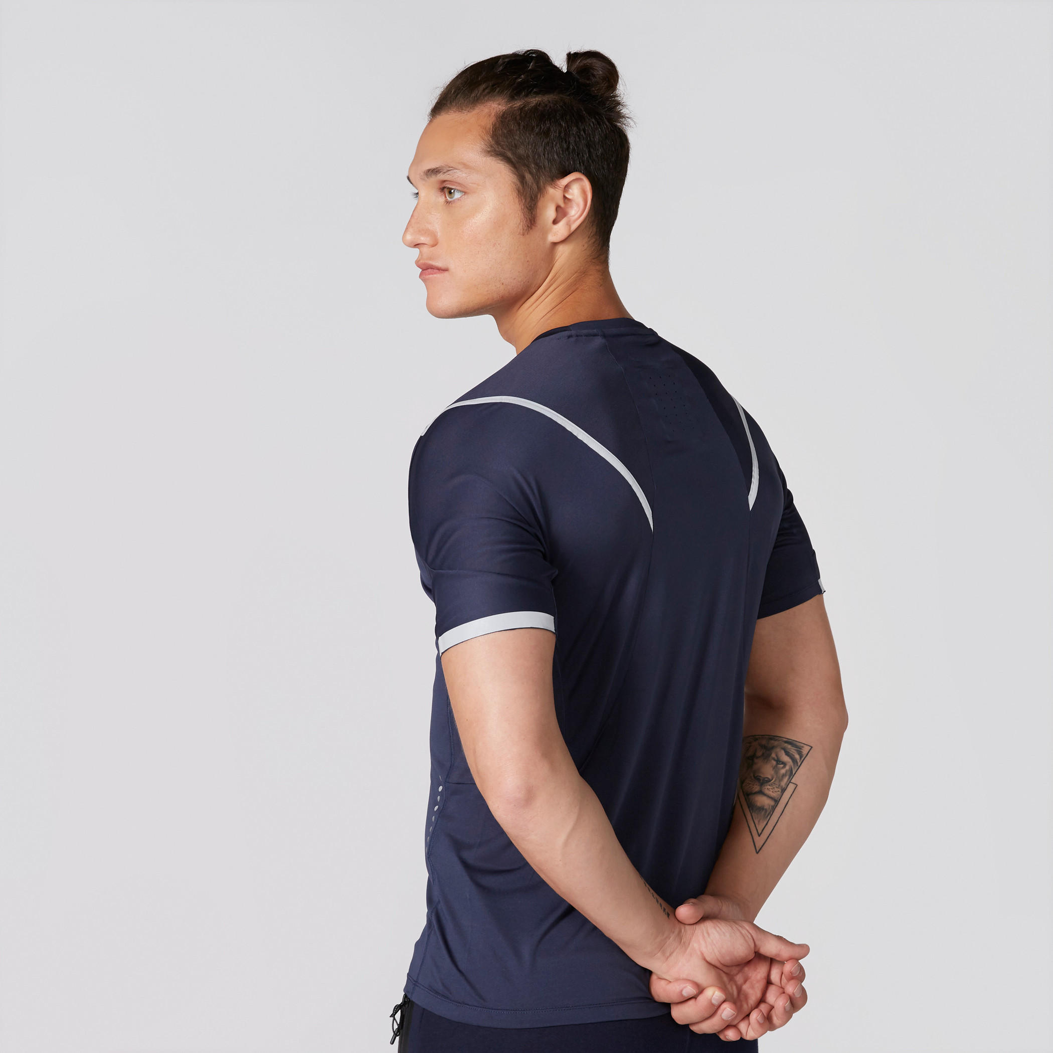 تيشيرت بياقة مستديرة وأكمام قصيرة وطبعات من كابا-men-clothing-sportswearandactivewear-tshirtsandpolos-image-2