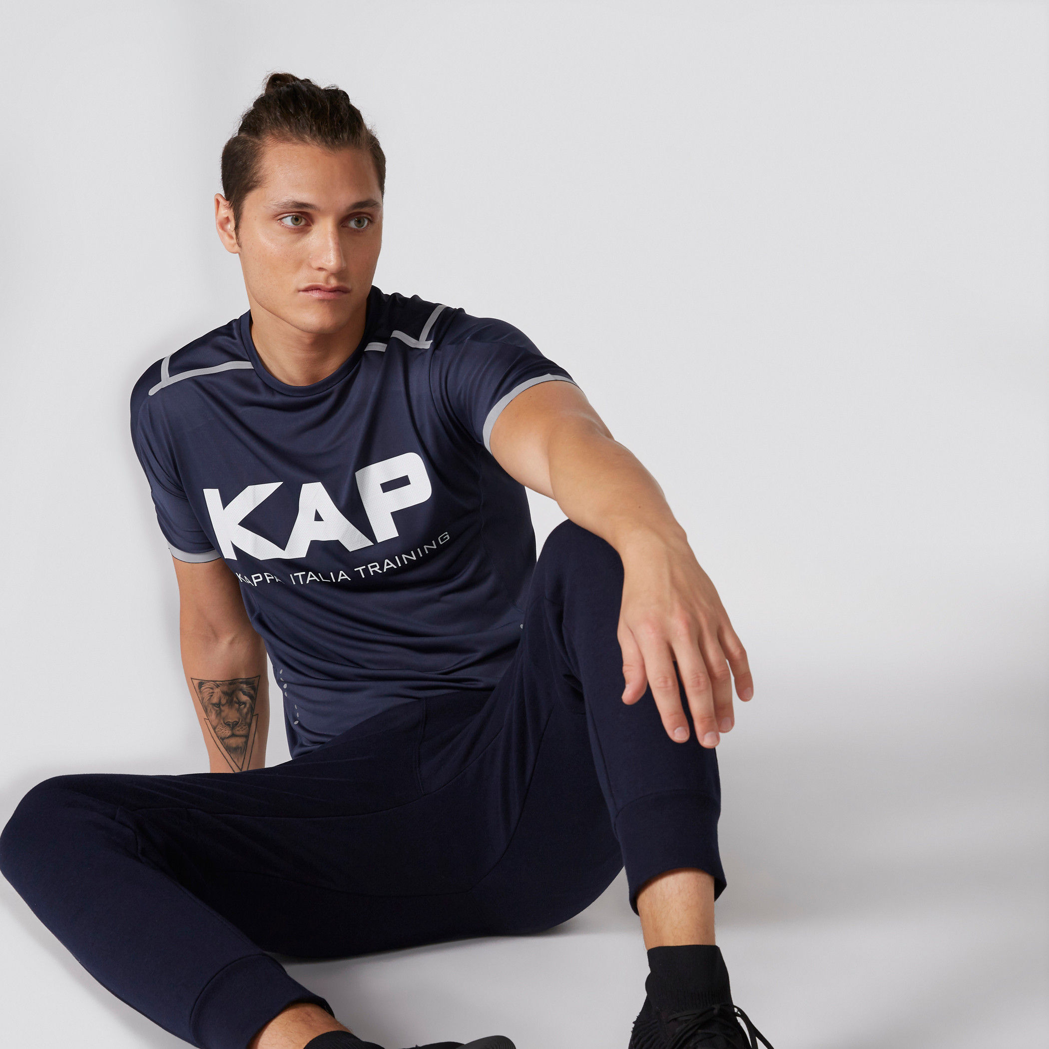 تيشيرت بياقة مستديرة وأكمام قصيرة وطبعات من كابا-men-clothing-sportswearandactivewear-tshirtsandpolos-image-3