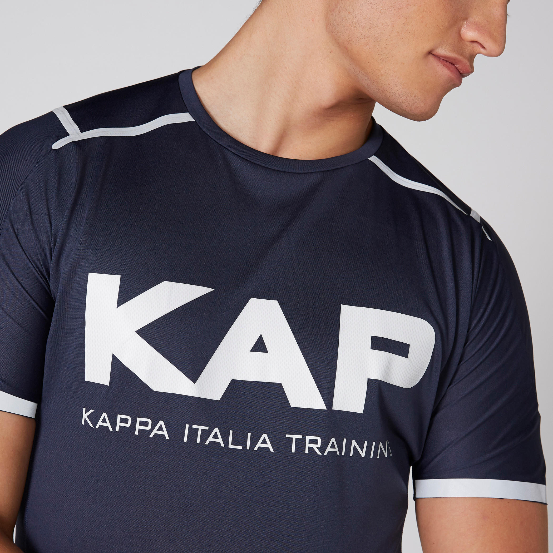 تيشيرت بياقة مستديرة وأكمام قصيرة وطبعات من كابا-men-clothing-sportswearandactivewear-tshirtsandpolos-image-4