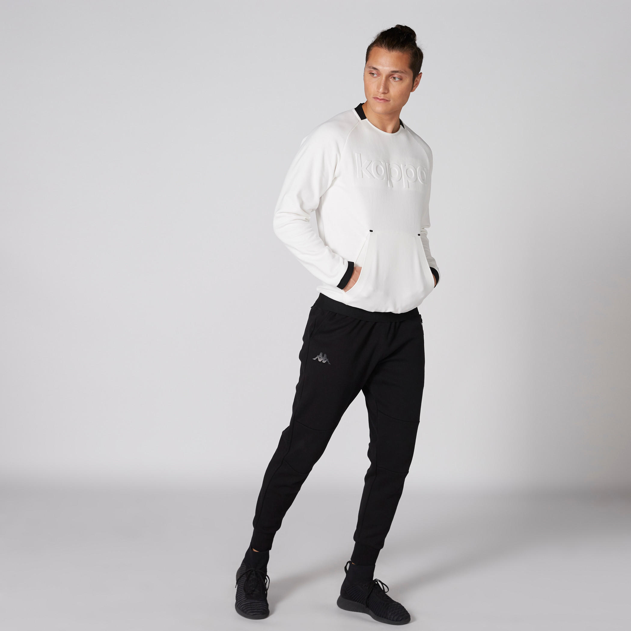 سويت شيرت منقوش بأكمام طويلة وجيوب من كابا-men-winterwear-hoodiesandsweatshirts-image-1