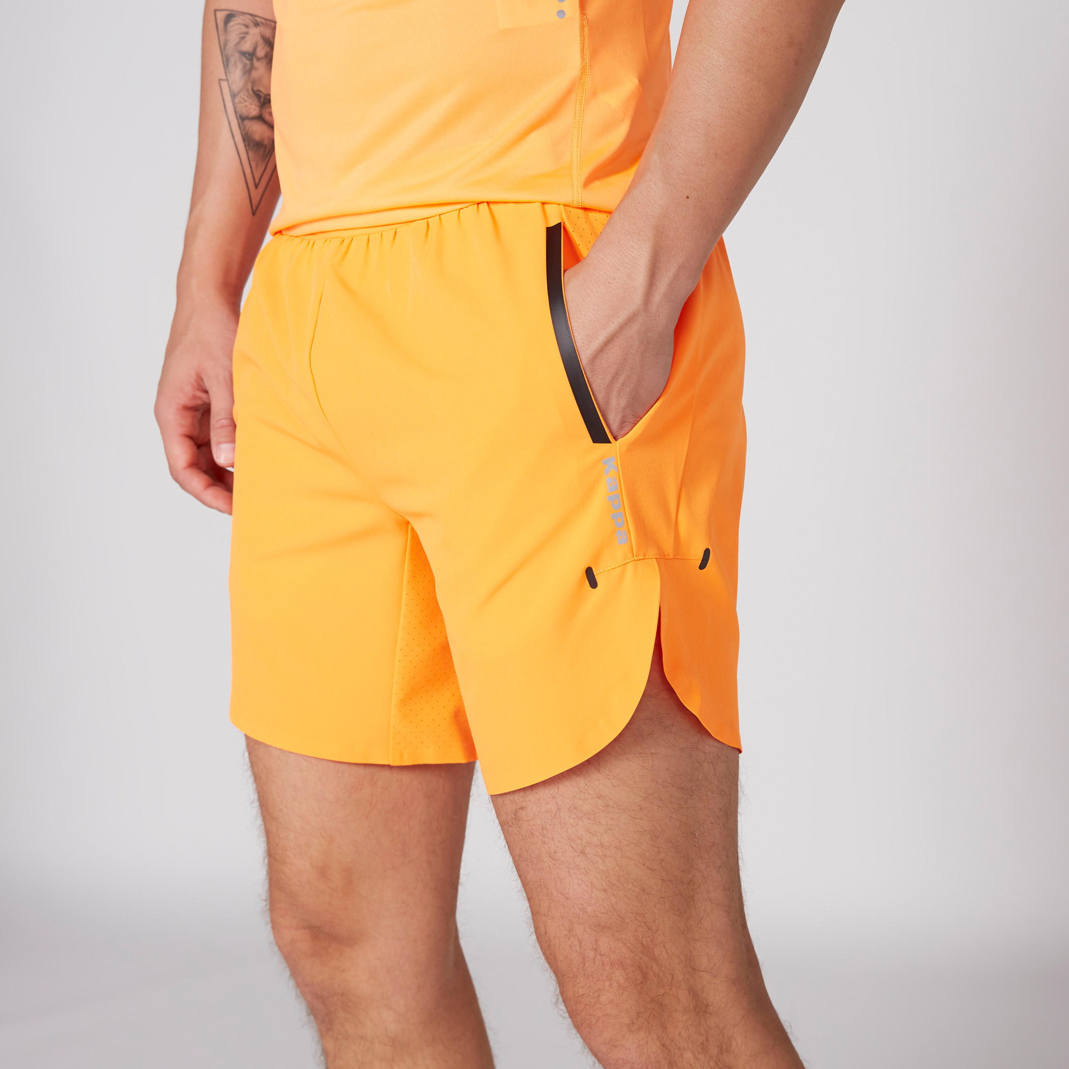 شورت بخصر مطاطي وجيوب وطبعات من كابا-men-clothing-sportswearandactivewear-bottoms-image-1