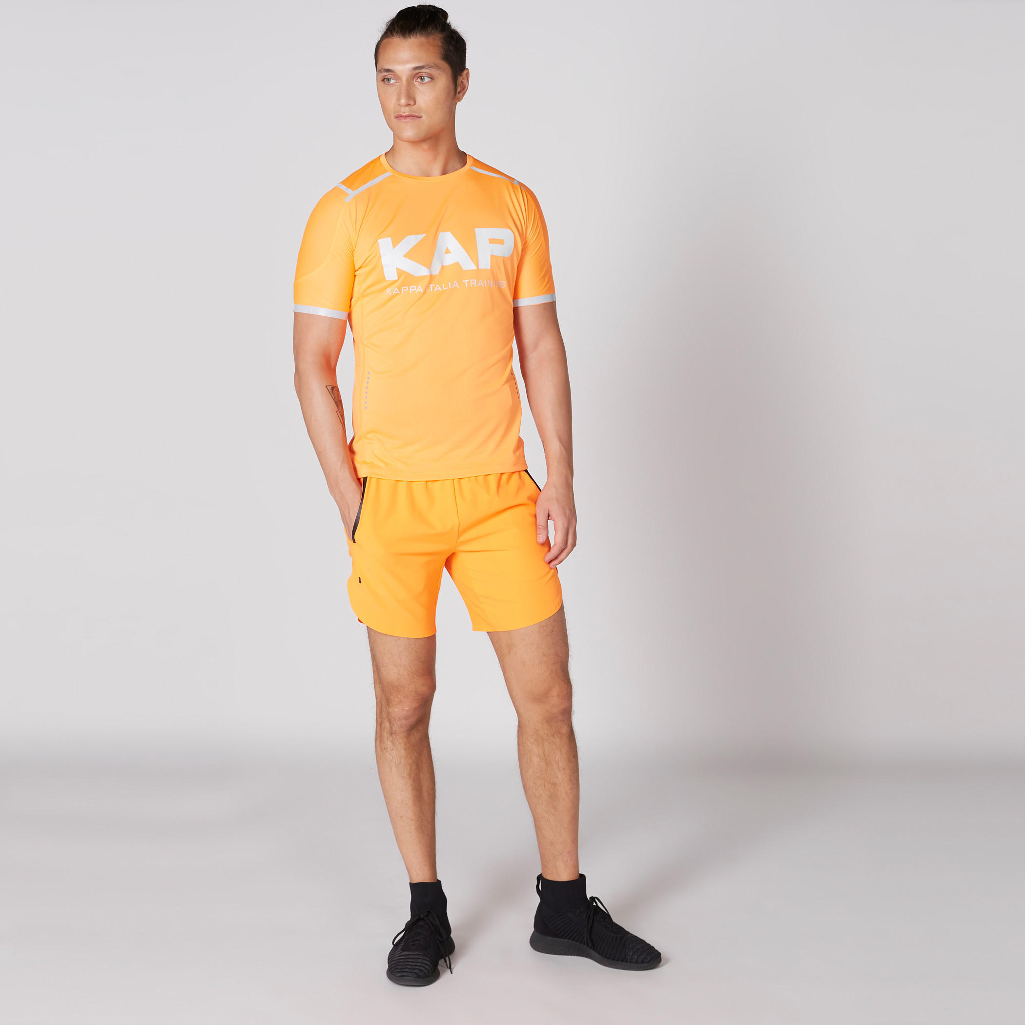 شورت بخصر مطاطي وجيوب وطبعات من كابا-men-clothing-sportswearandactivewear-bottoms-image-3