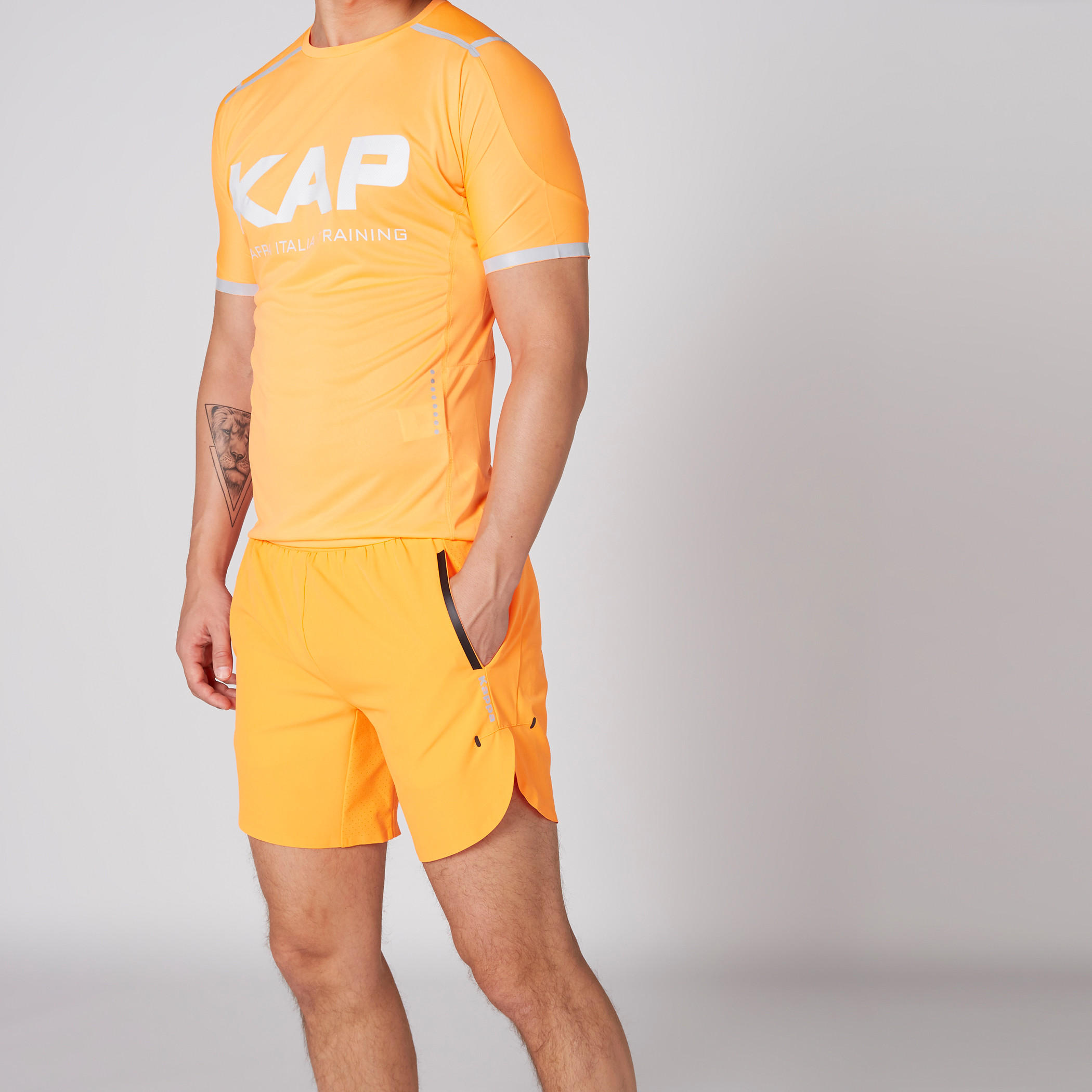 شورت بخصر مطاطي وجيوب وطبعات من كابا-men-clothing-sportswearandactivewear-bottoms-image-4