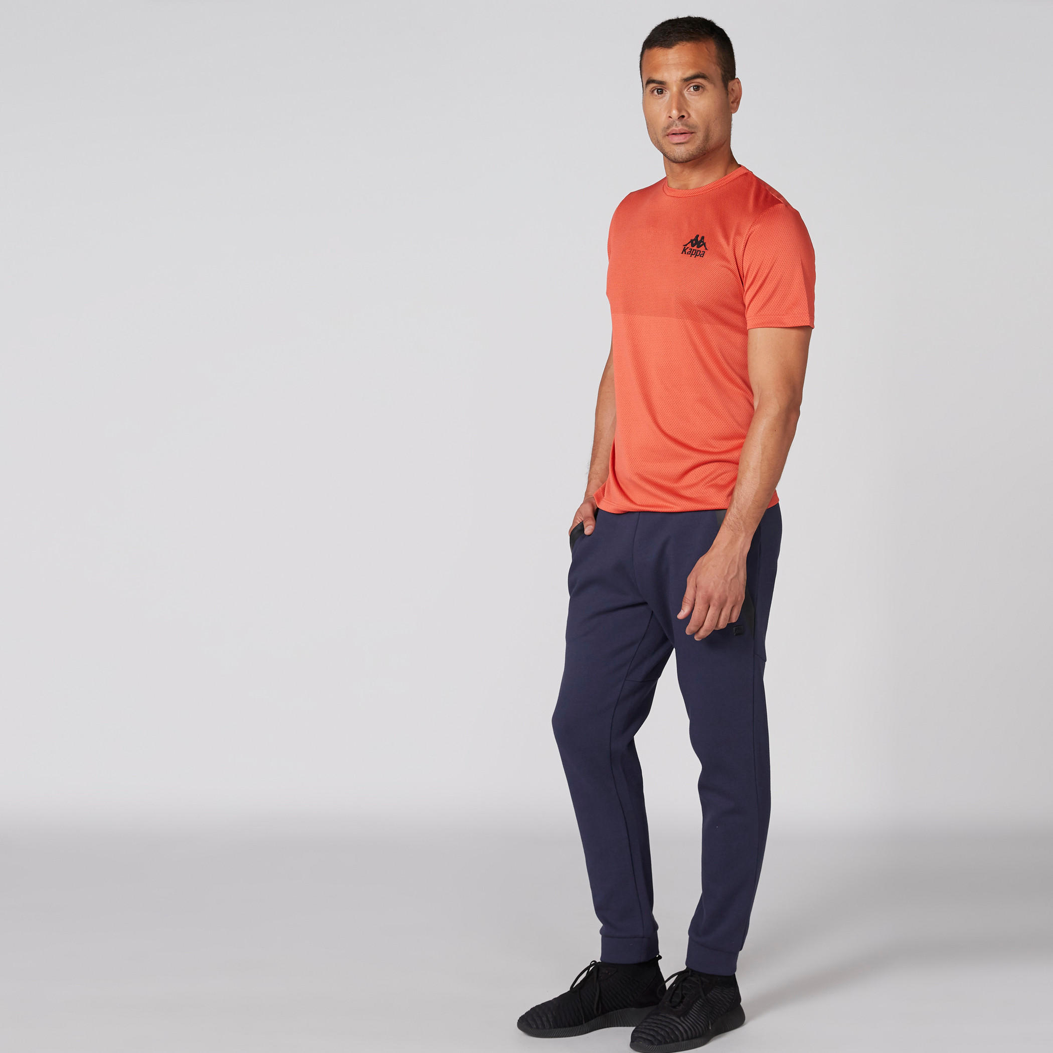 جاكيت بأكمام طويلة وسحّاب إغلاق وقبعة من كابا-men-clothing-sportswearandactivewear-bottoms-image-4