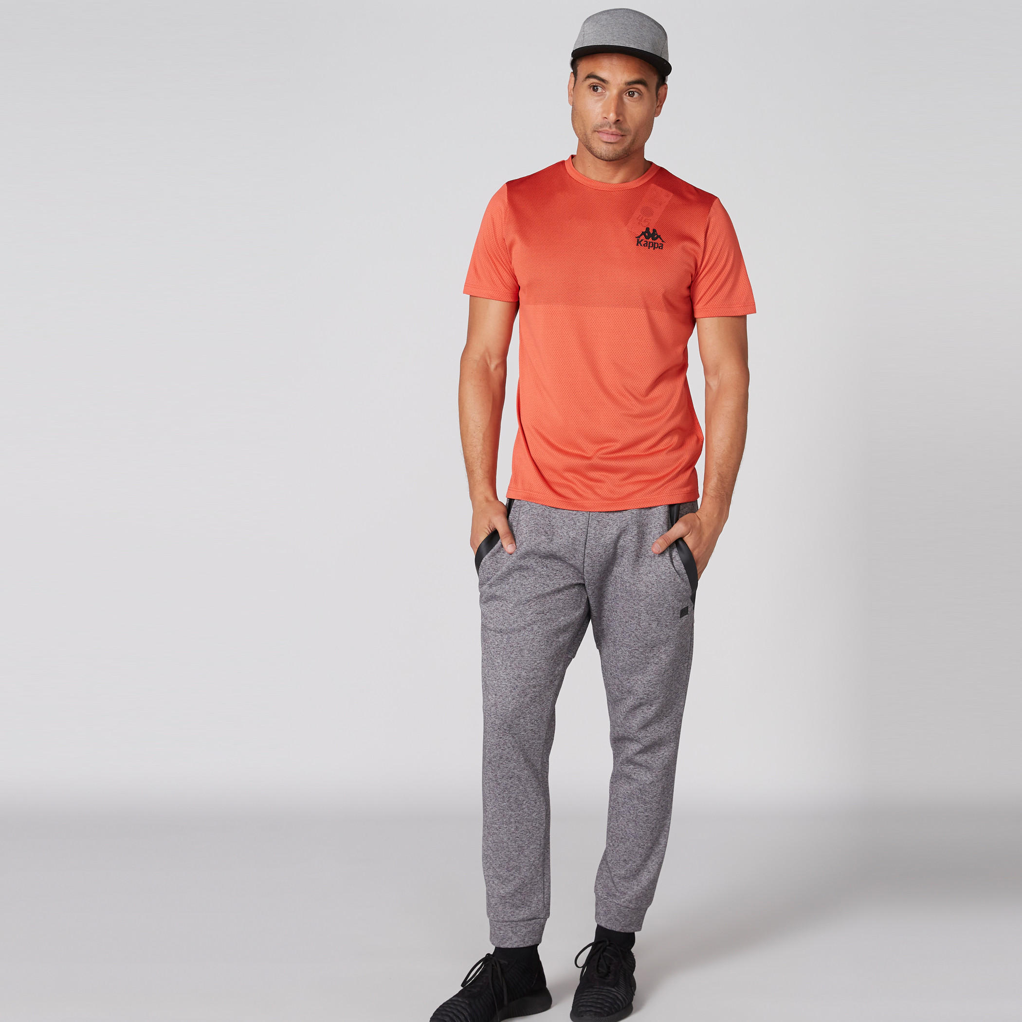 جاكيت بأكمام طويلة وسحّاب إغلاق وقبعة من كابا-men-clothing-sportswearandactivewear-bottoms-image-4