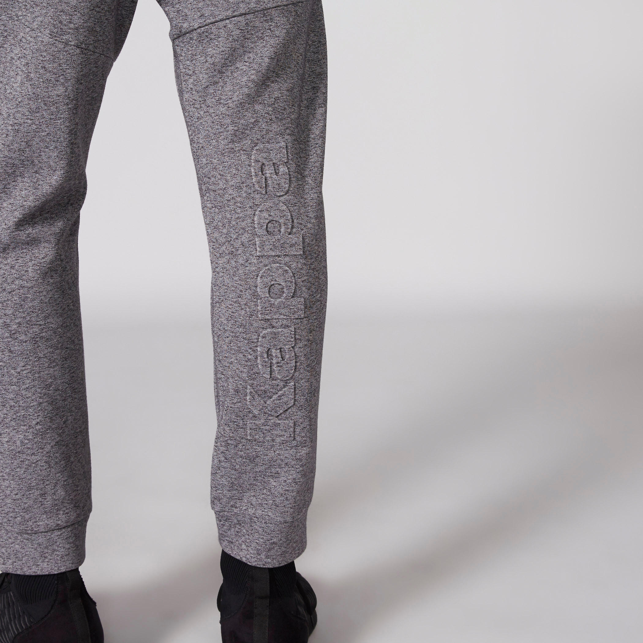 جاكيت بأكمام طويلة وسحّاب إغلاق وقبعة من كابا-men-clothing-sportswearandactivewear-bottoms-image-1