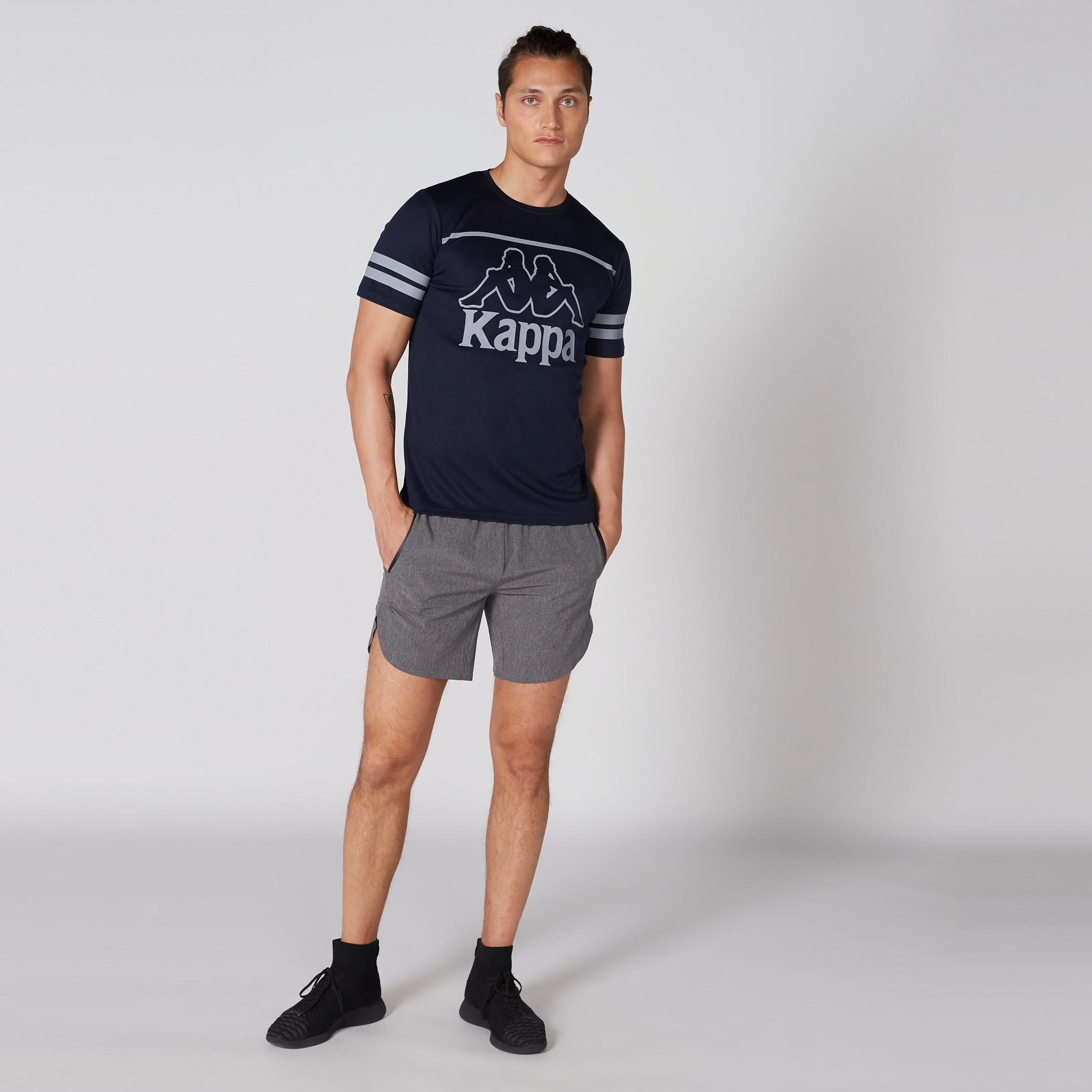 تيشيرت بياقة ضيقة وأكمام قصيرة وطبعات من كابا-men-clothing-sportswearandactivewear-tshirtsandpolos-image-1