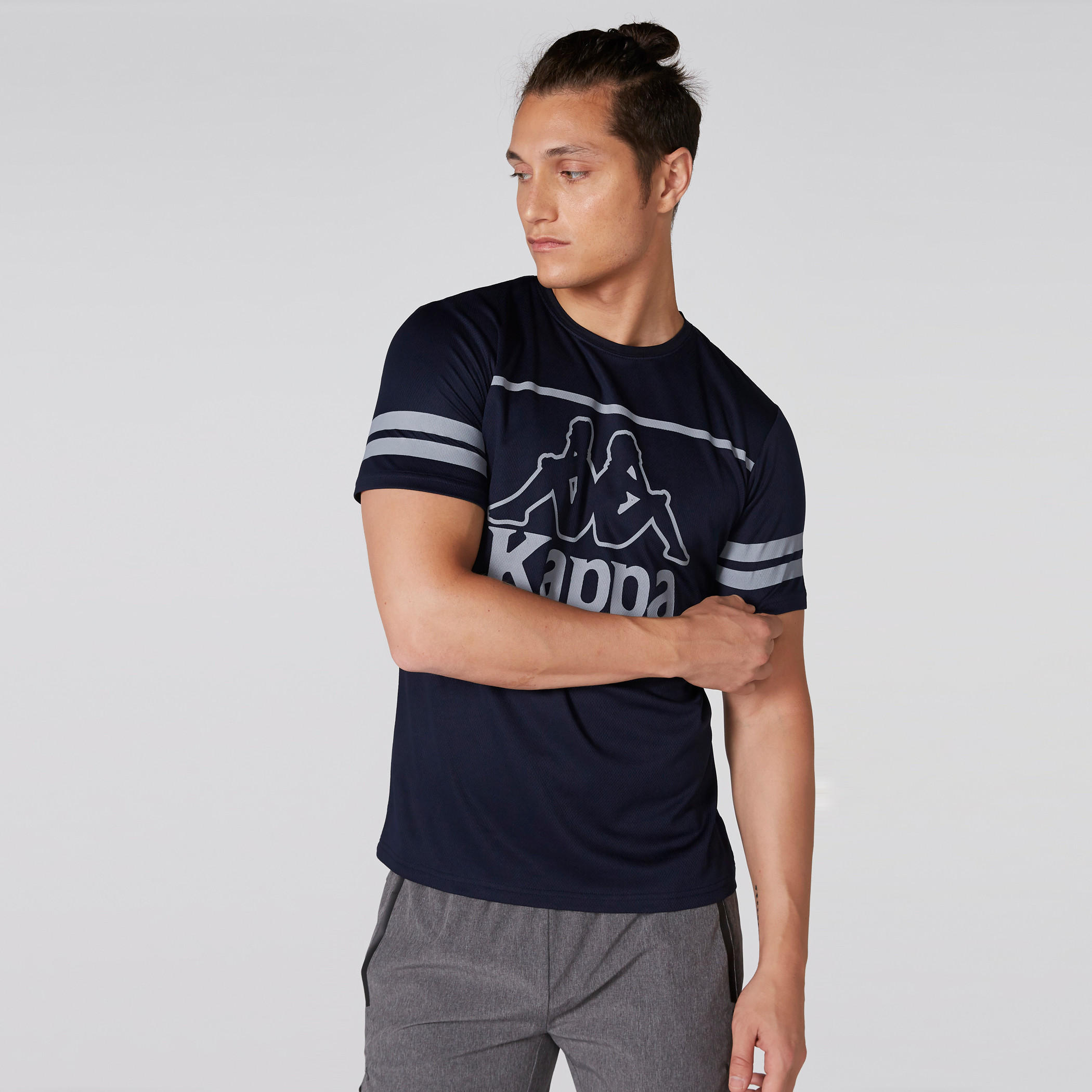 تيشيرت بياقة ضيقة وأكمام قصيرة وطبعات من كابا-men-clothing-sportswearandactivewear-tshirtsandpolos-image-3