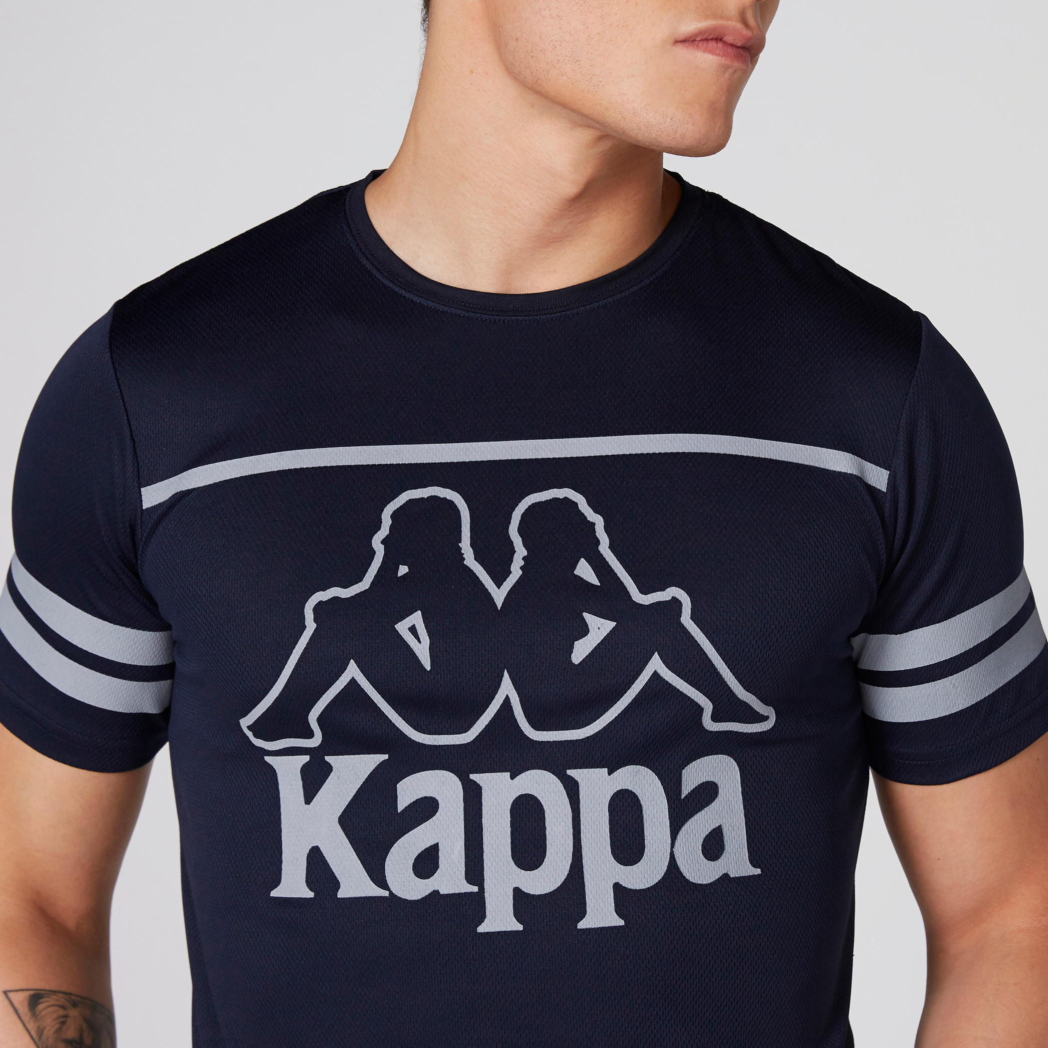تيشيرت بياقة ضيقة وأكمام قصيرة وطبعات من كابا-men-clothing-sportswearandactivewear-tshirtsandpolos-image-4