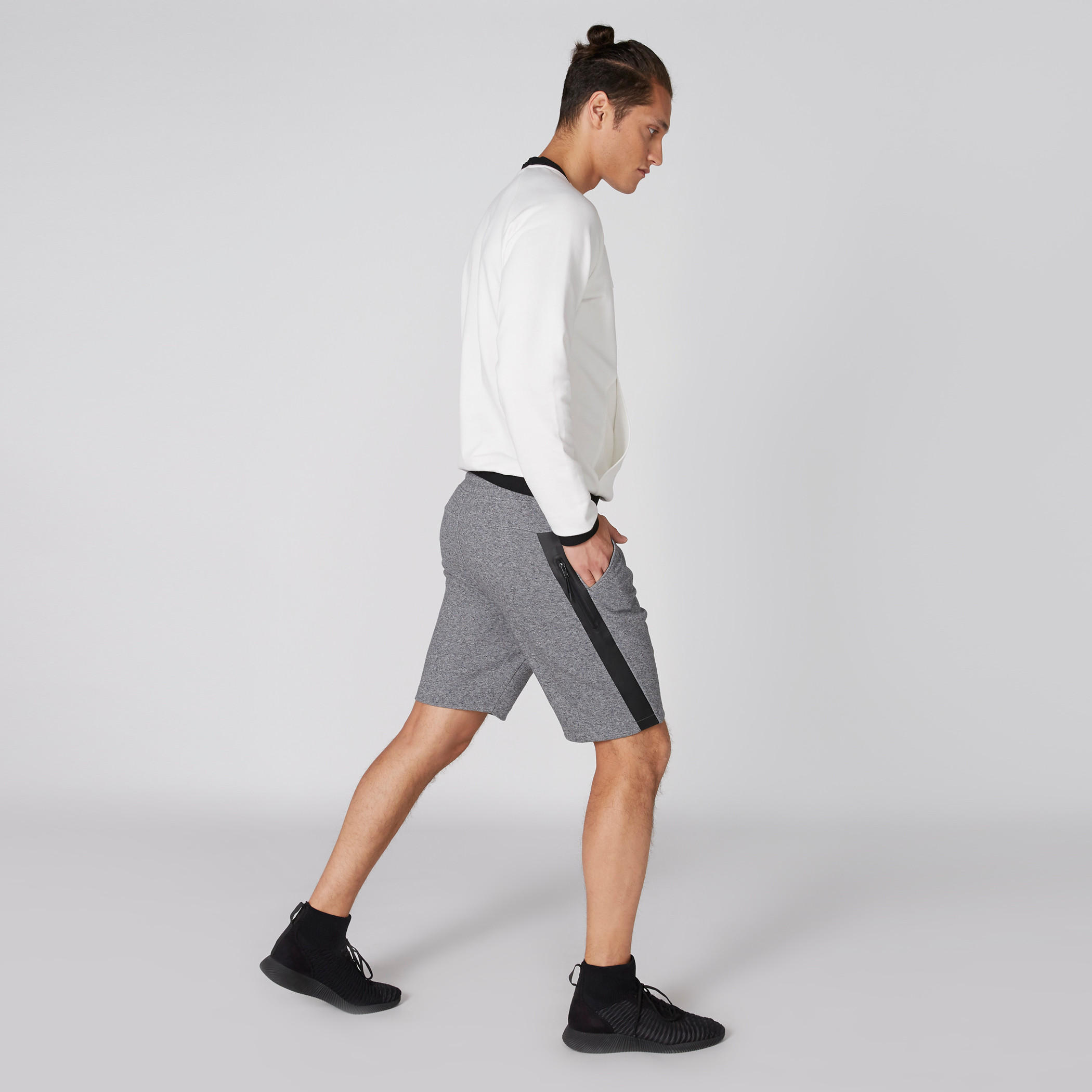 شورت بخصر مطاطي متوسط الارتفاع وجيوب من كابا-men-clothing-sportswearandactivewear-bottoms-image-1