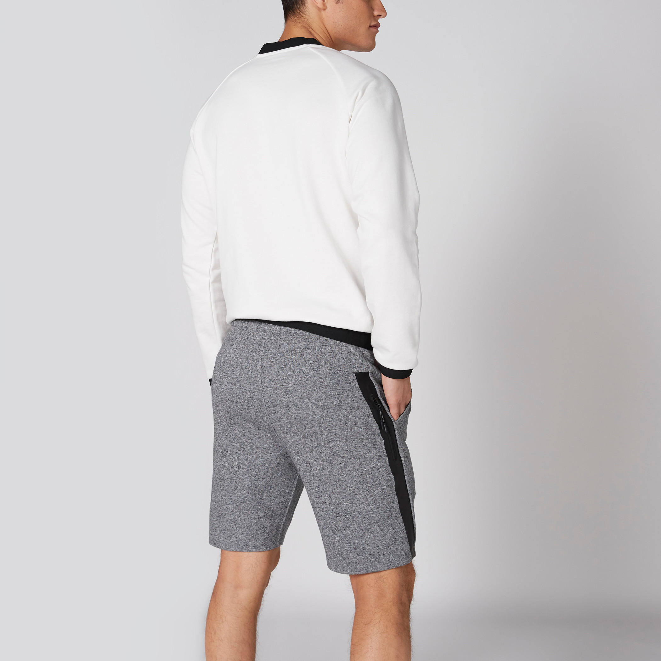 شورت بخصر مطاطي متوسط الارتفاع وجيوب من كابا-men-clothing-sportswearandactivewear-bottoms-image-2