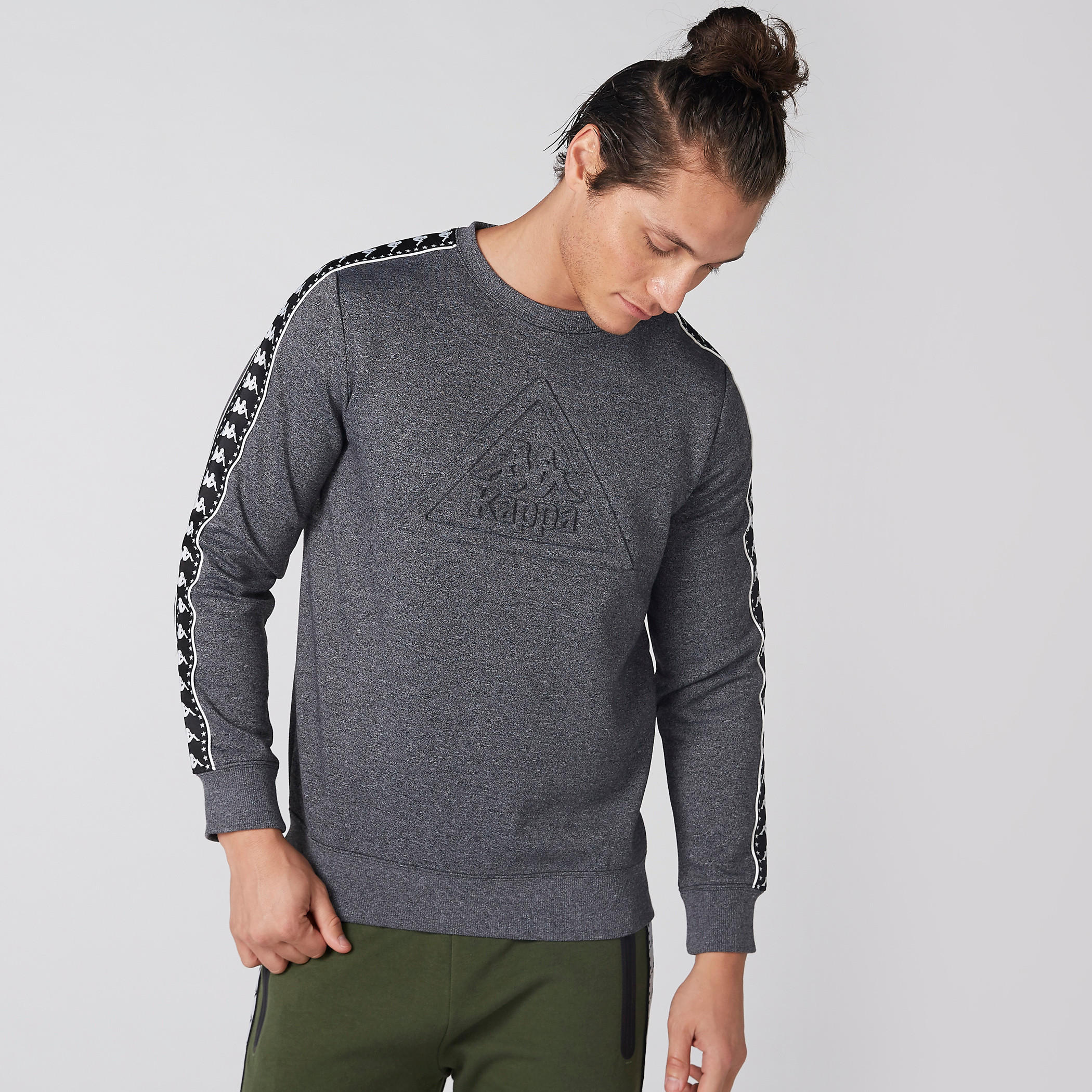 سويت شيرت منقوش بأكمام طويلة من كابا-men-winterwear-hoodiesandsweatshirts-image-1