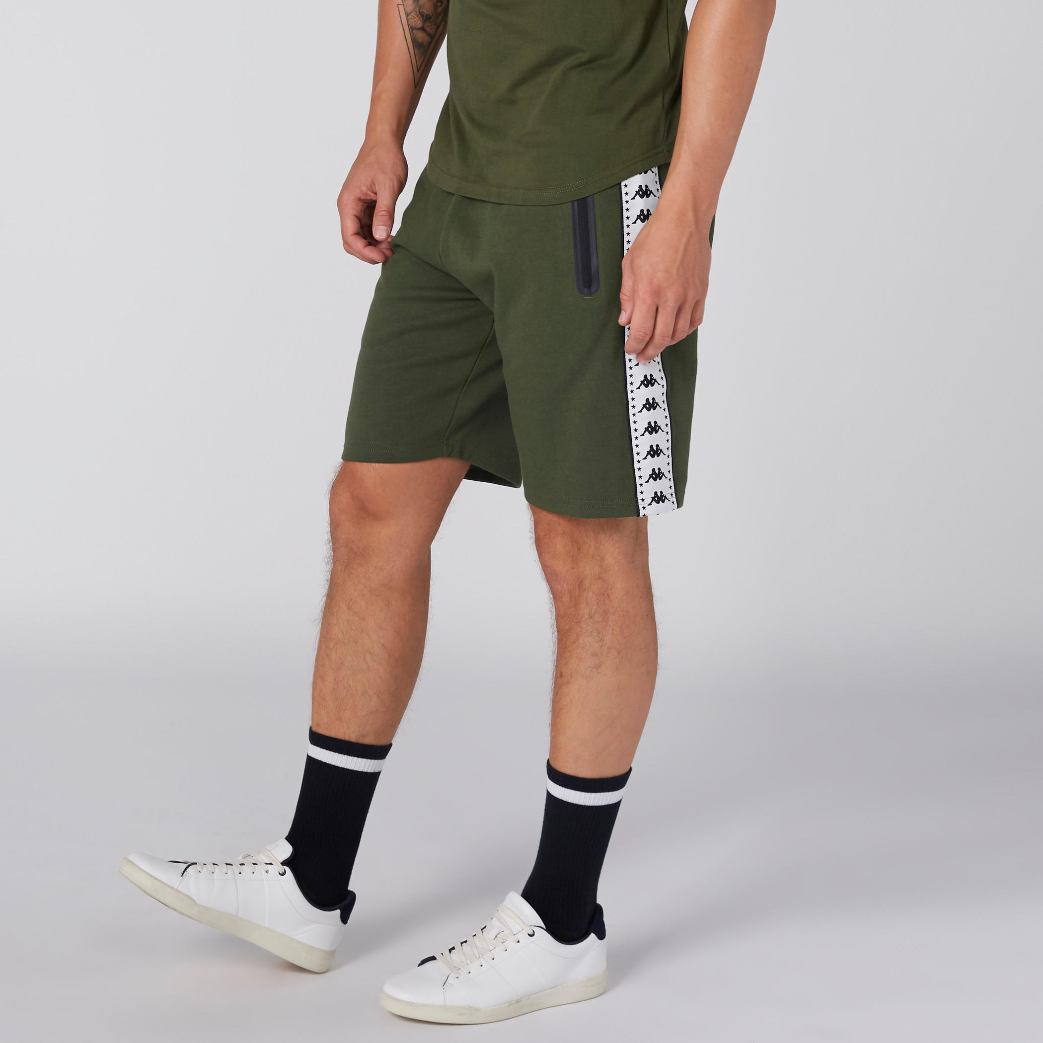 شورت بخصر مطّاطي وجيوب من كابا-men-clothing-bottoms-shorts-image-5