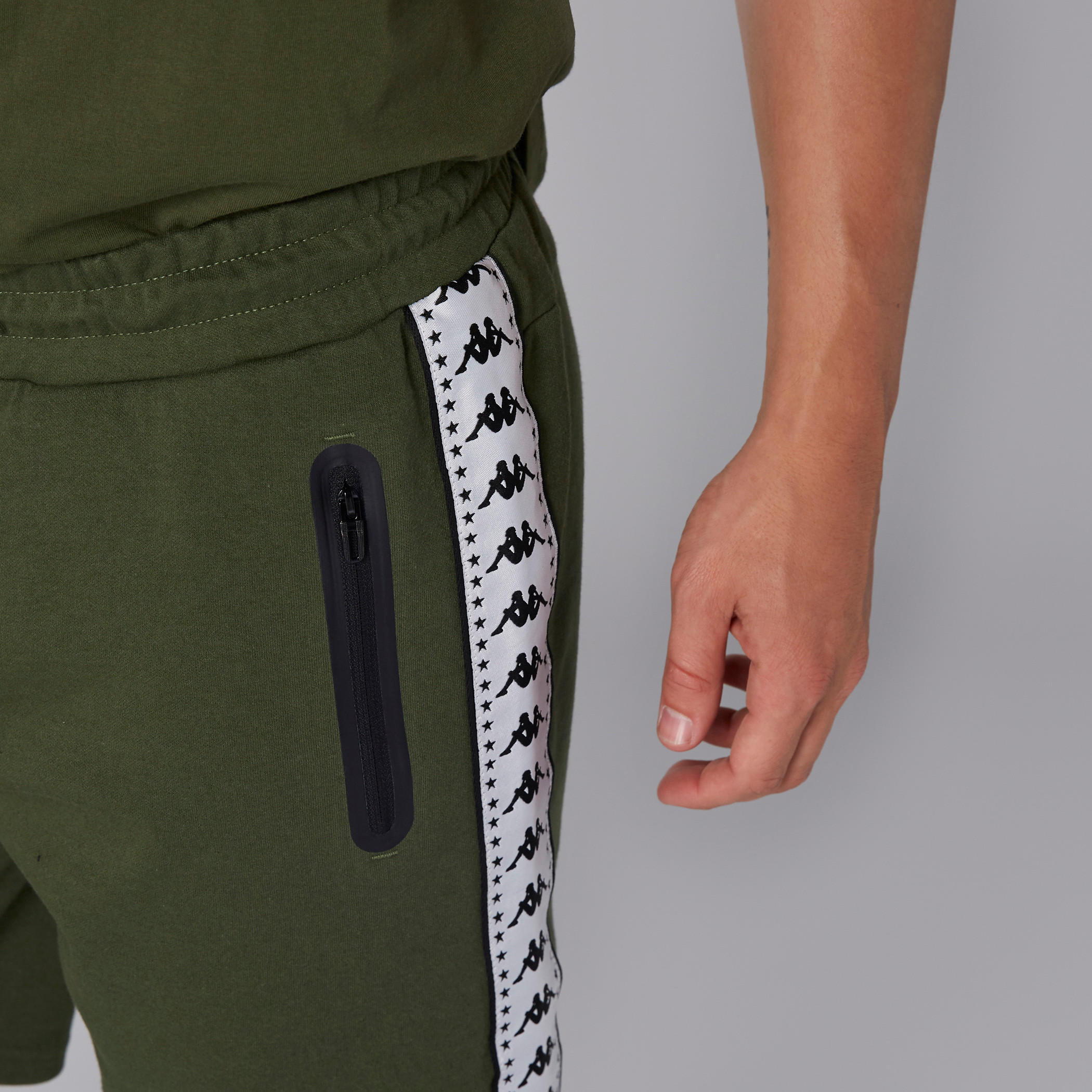 شورت بخصر مطّاطي وجيوب من كابا-men-clothing-bottoms-shorts-image-7