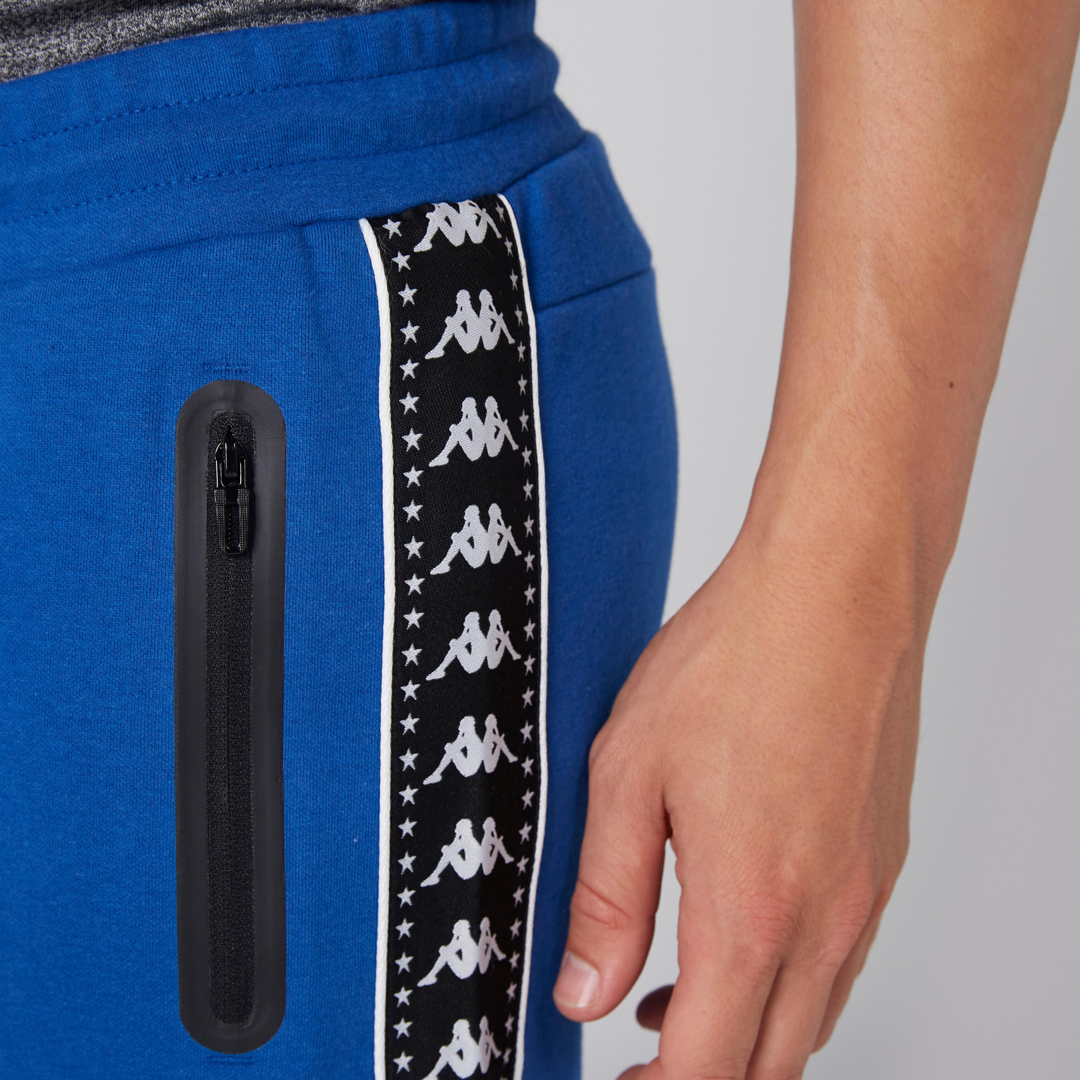 شورت بخصر مطّاطي وجيوب من كابا-men-clothing-sportswearandactivewear-bottoms-image-6