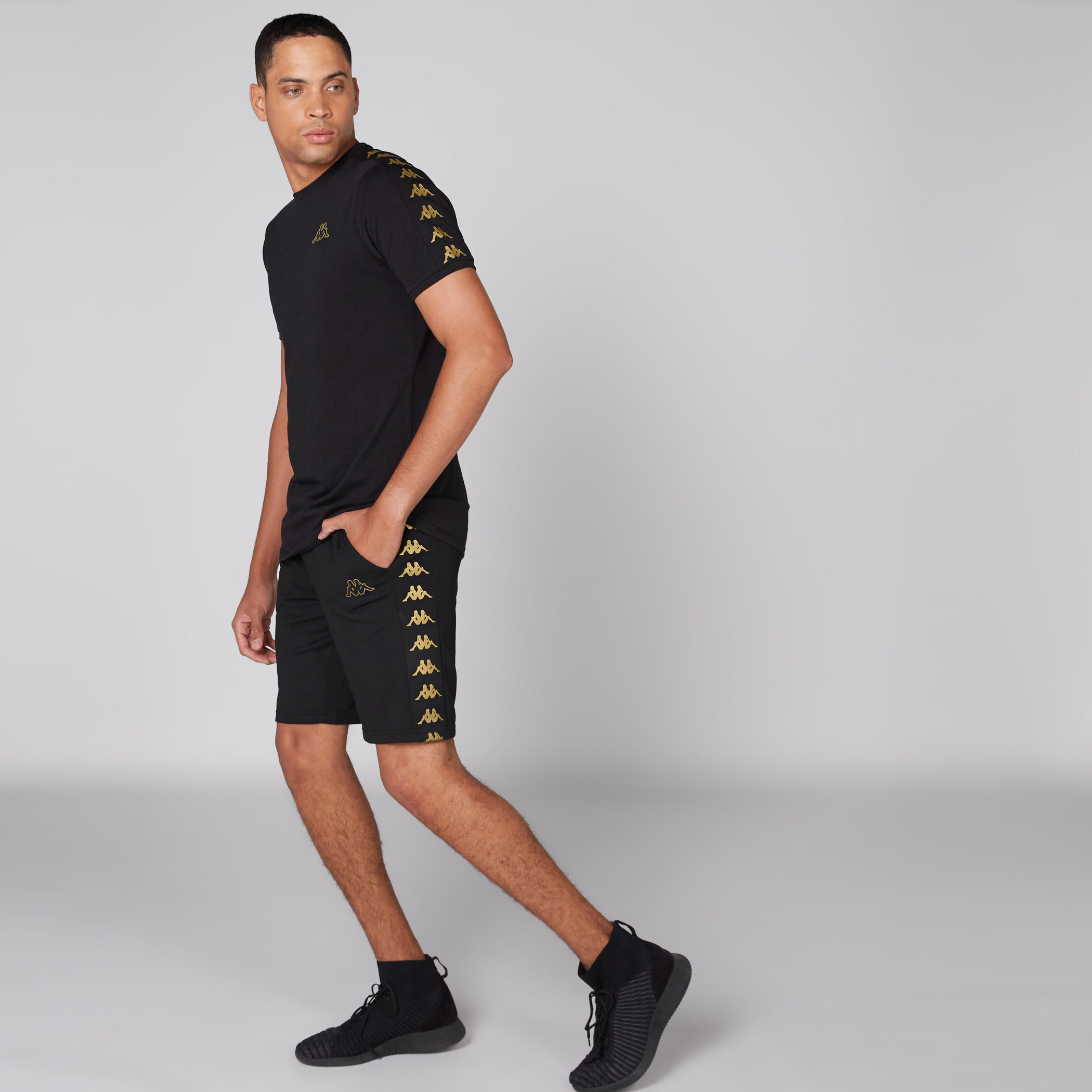تيشيرت بياقة ضيقة وأكمام قصيرة وطبعات من كابا-men-clothing-sportswearandactivewear-tshirtsandpolos-image-1