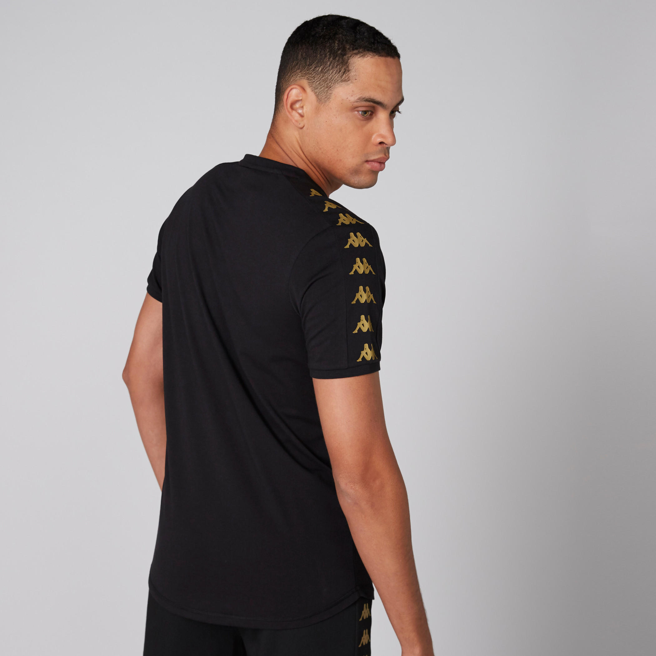 تيشيرت بياقة ضيقة وأكمام قصيرة وطبعات من كابا-men-clothing-sportswearandactivewear-tshirtsandpolos-image-2