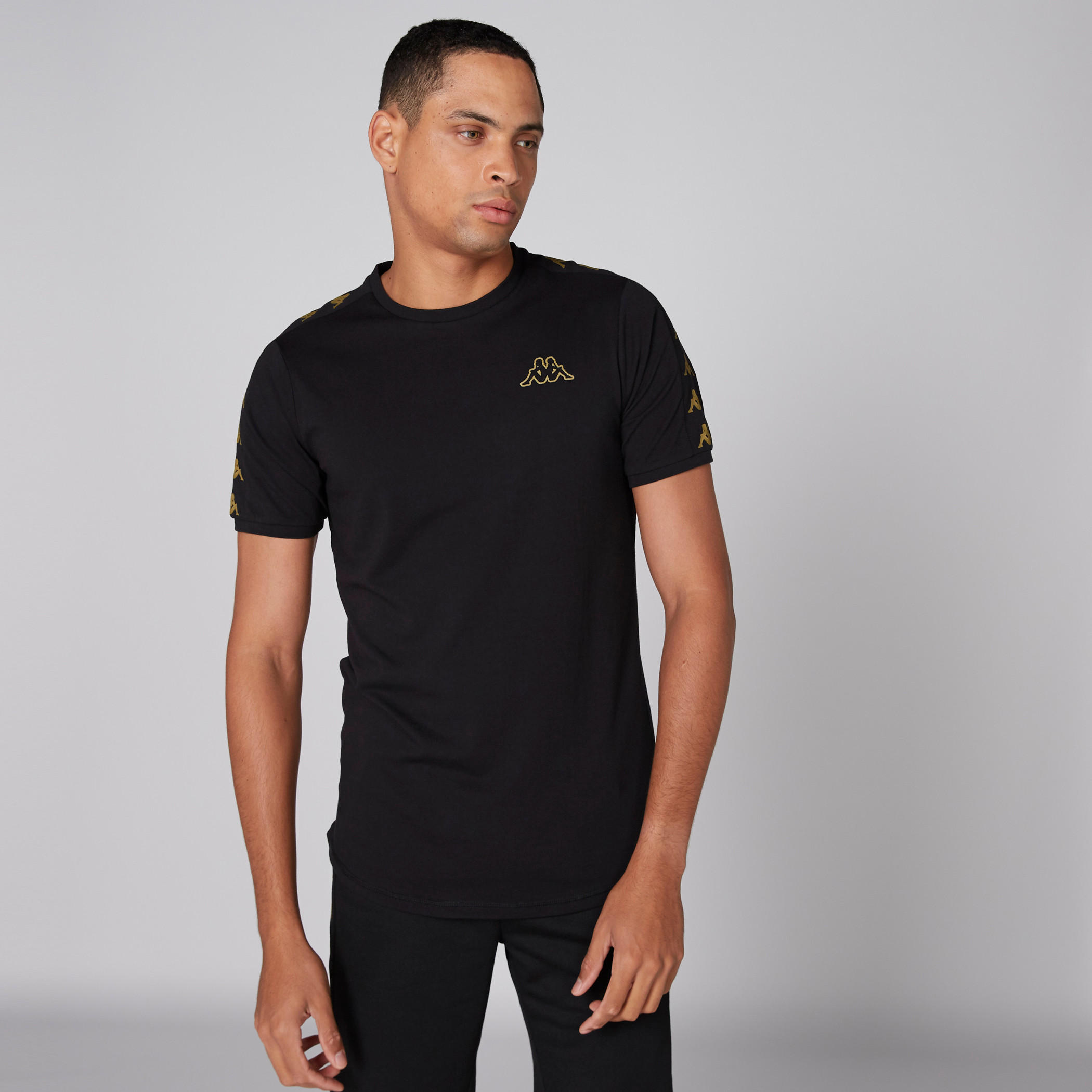 تيشيرت بياقة ضيقة وأكمام قصيرة وطبعات من كابا-men-clothing-sportswearandactivewear-tshirtsandpolos-image-3