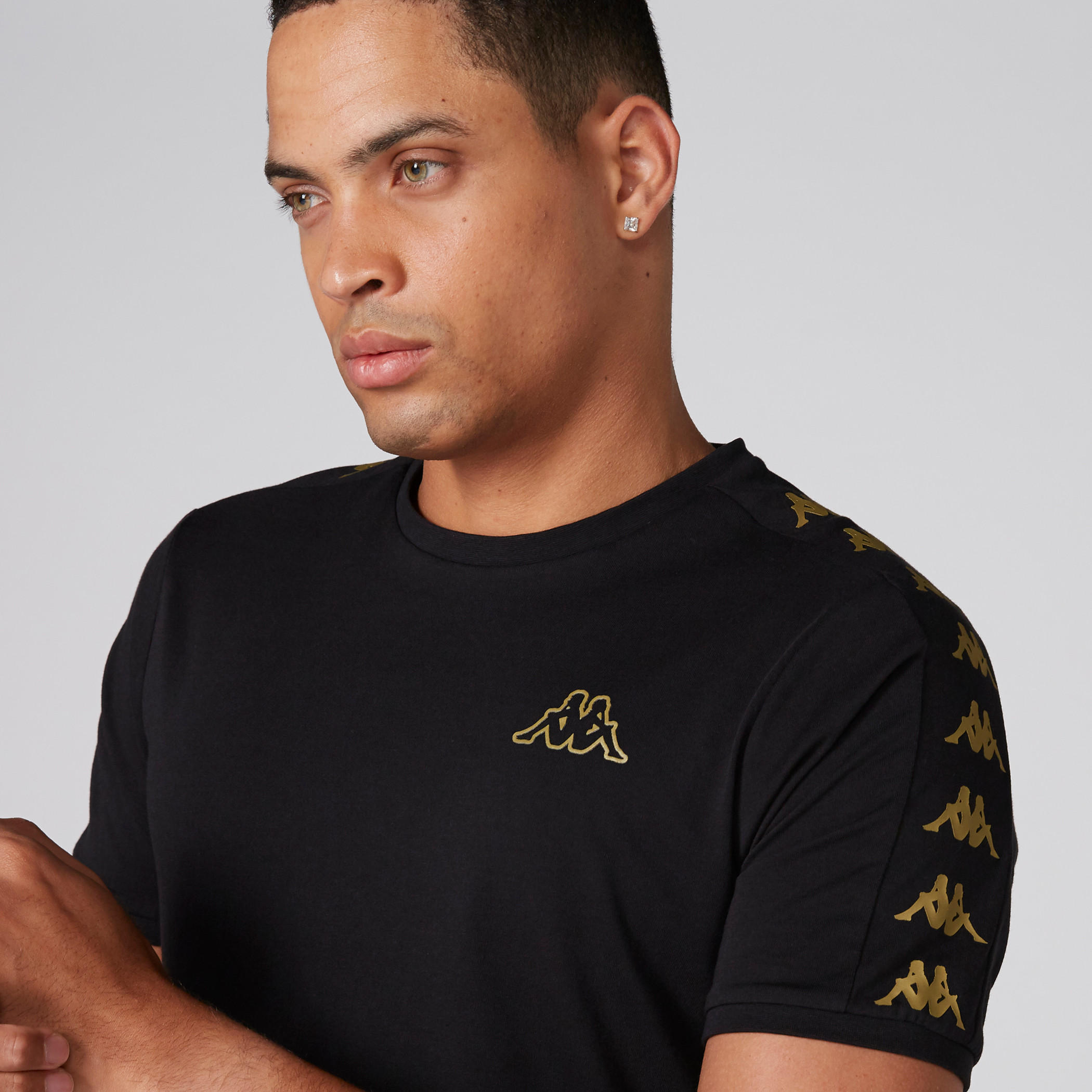 تيشيرت بياقة ضيقة وأكمام قصيرة وطبعات من كابا-men-clothing-sportswearandactivewear-tshirtsandpolos-image-4