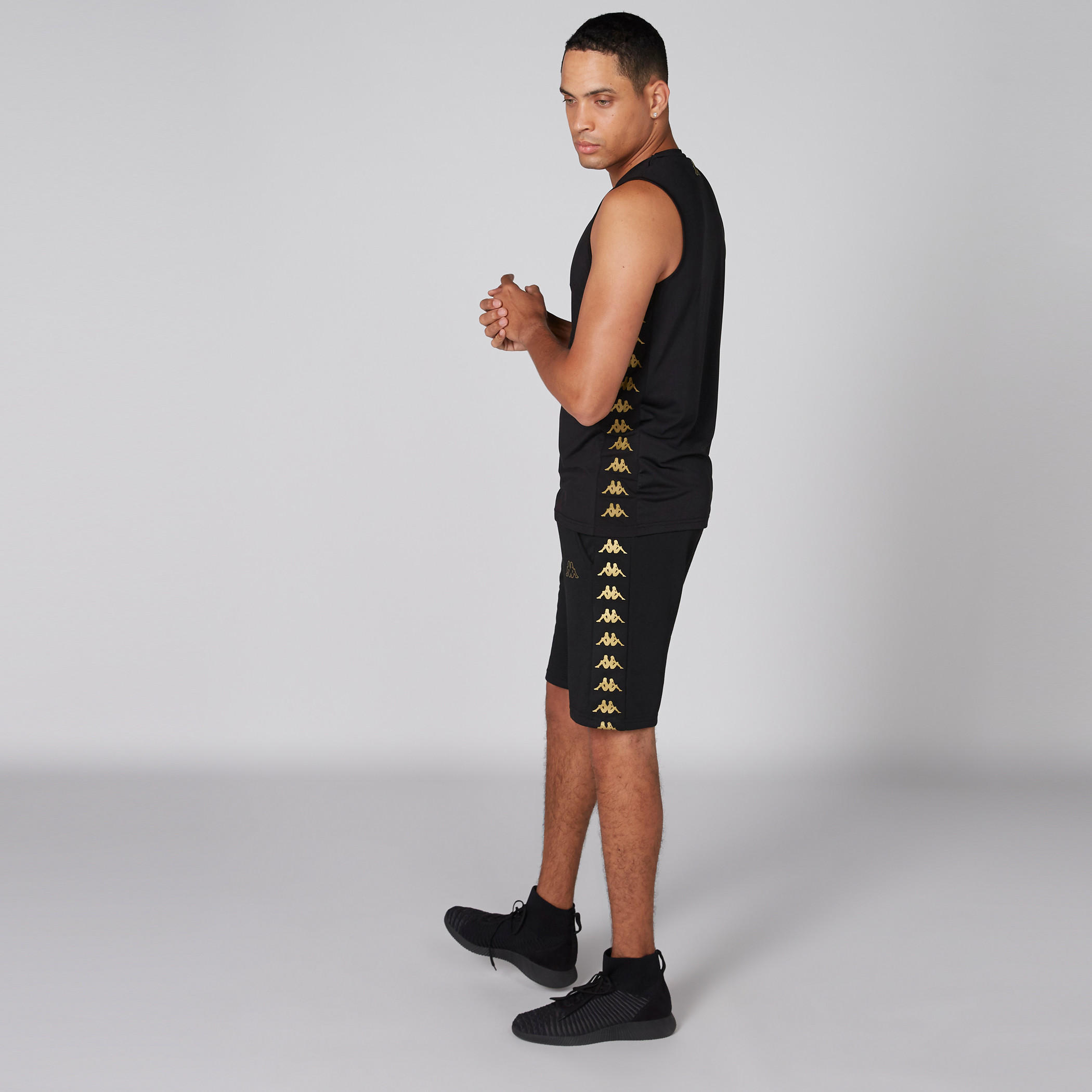 تيشيرت دون أكمام بياقة ضيقة وطبعات من كابا-men-clothing-sportswearandactivewear-tshirtsandpolos-image-2