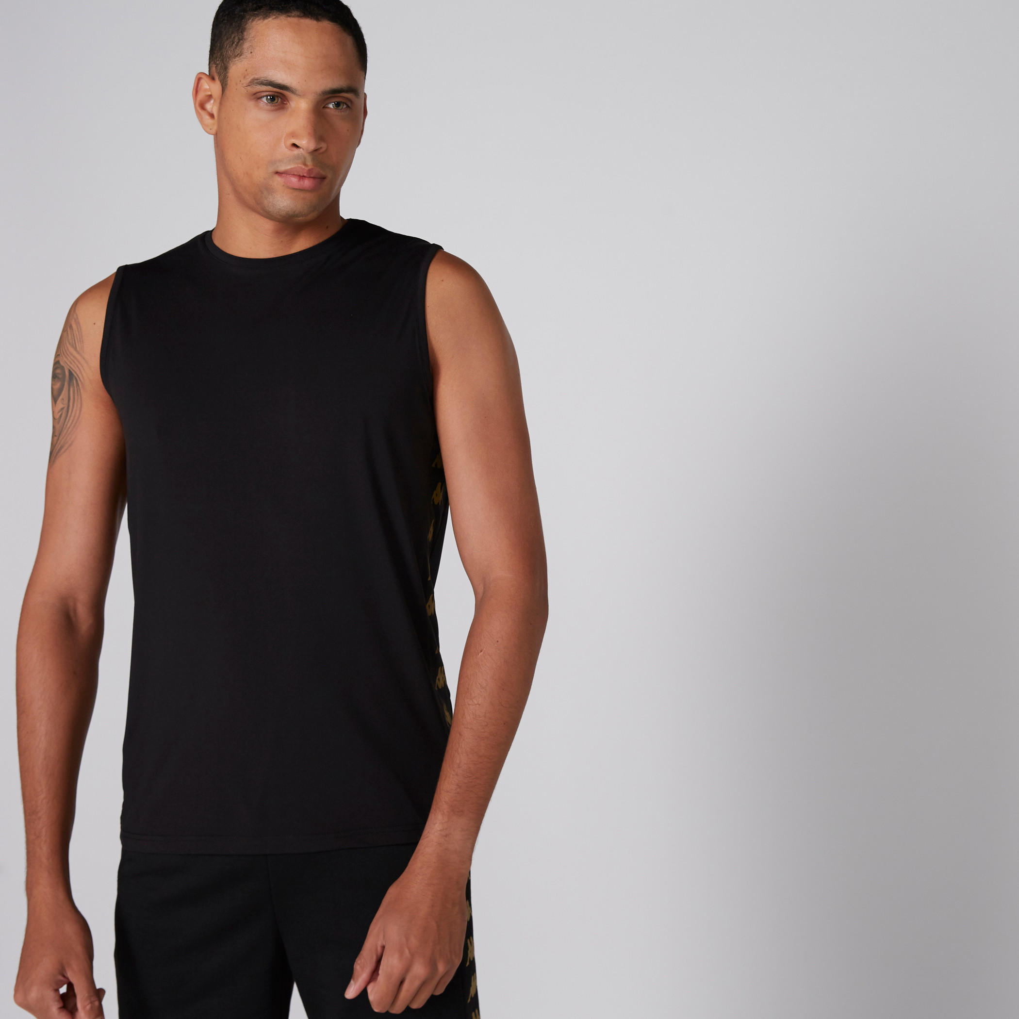 تيشيرت دون أكمام بياقة ضيقة وطبعات من كابا-men-clothing-sportswearandactivewear-tshirtsandpolos-image-1