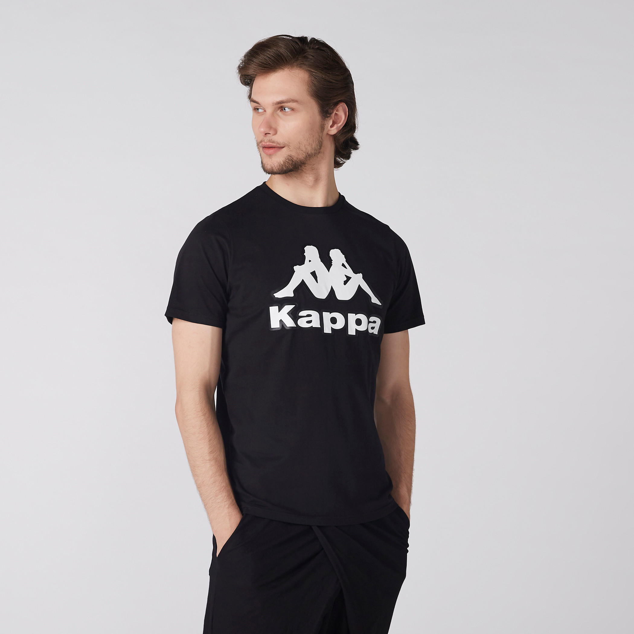 تيشيرت بياقة ضيقة وأكمام قصيرة وطبعات من كابا-men-clothing-sportswearandactivewear-tshirtsandpolos-image-1