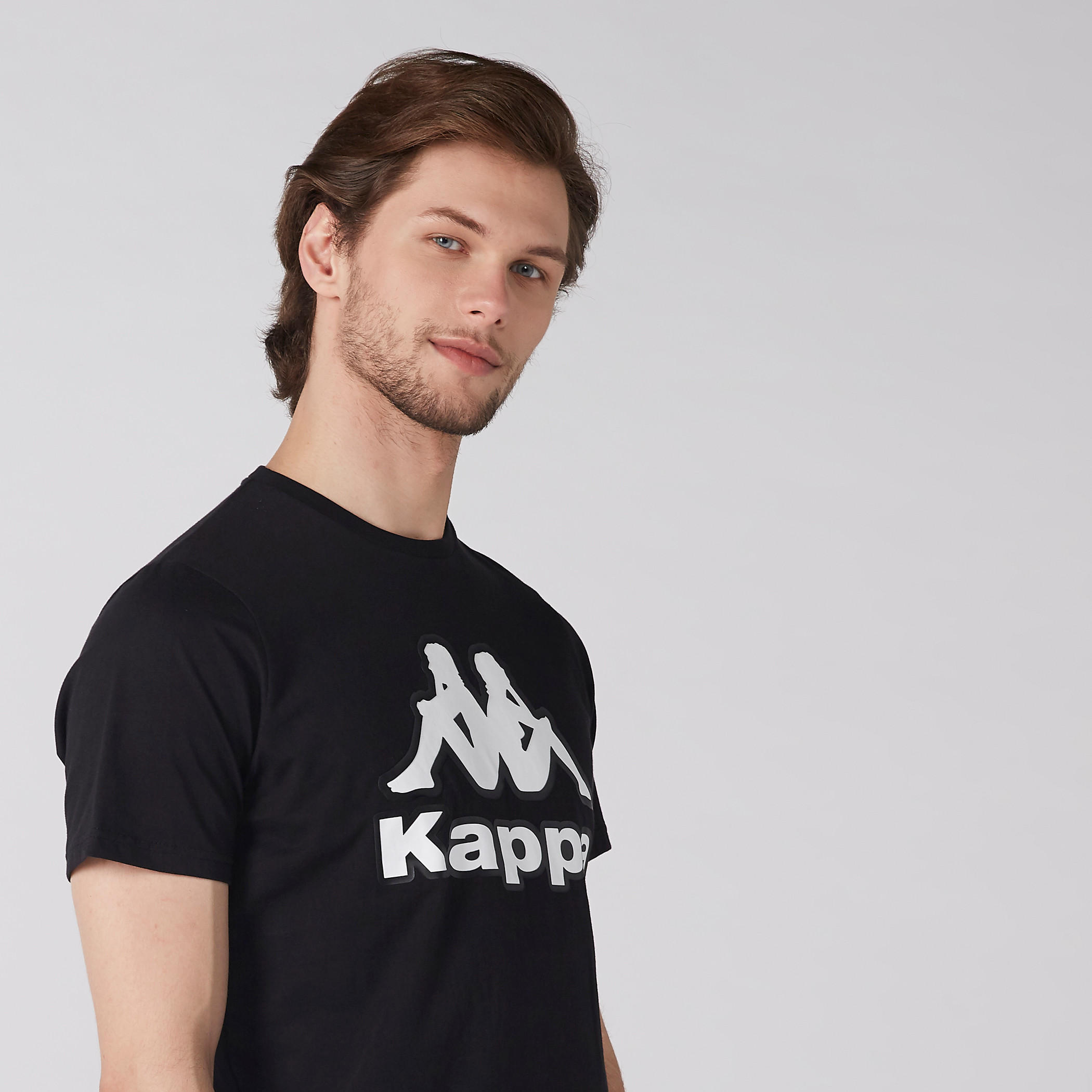 تيشيرت بياقة ضيقة وأكمام قصيرة وطبعات من كابا-men-clothing-sportswearandactivewear-tshirtsandpolos-image-2
