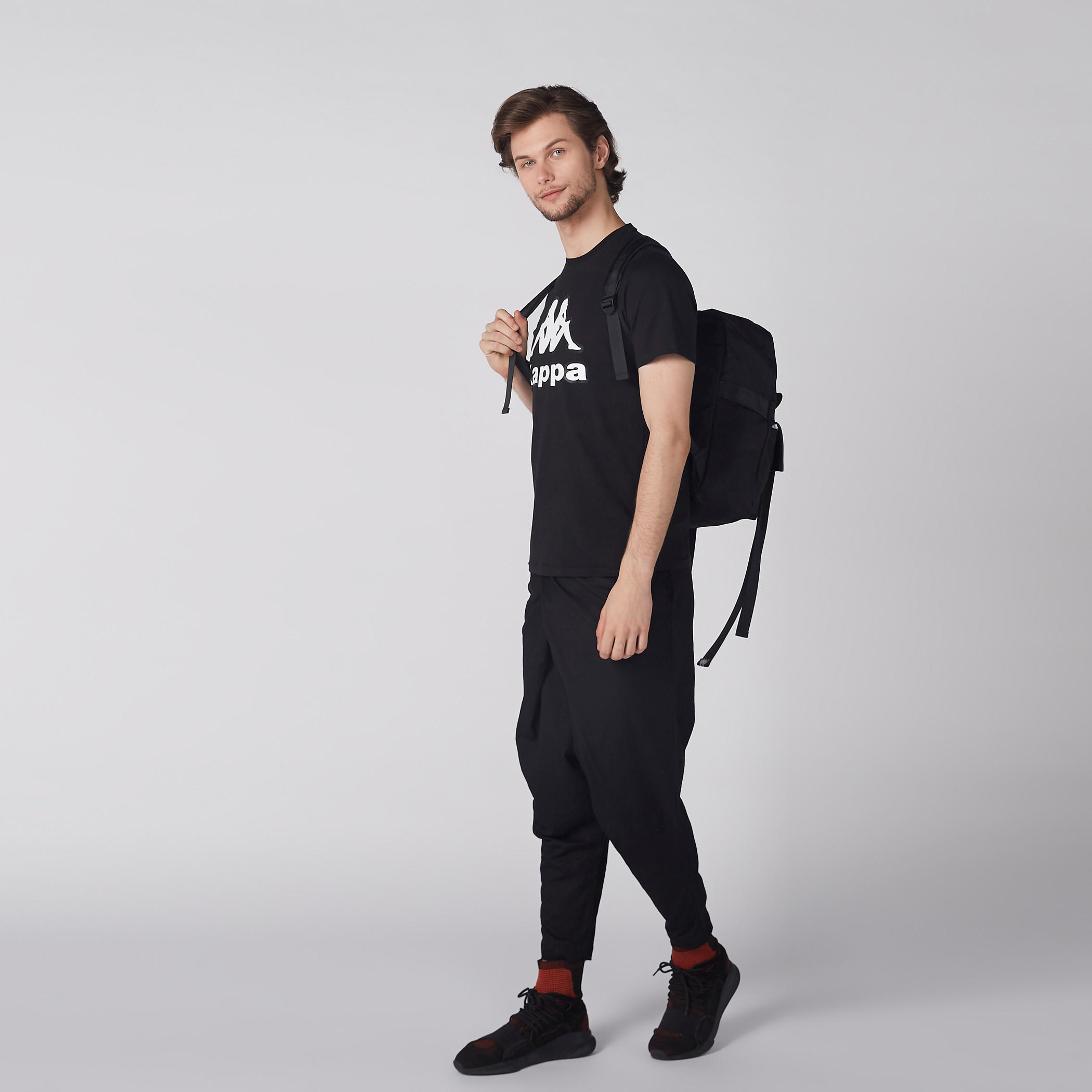 تيشيرت بياقة ضيقة وأكمام قصيرة وطبعات من كابا-men-clothing-sportswearandactivewear-tshirtsandpolos-image-3