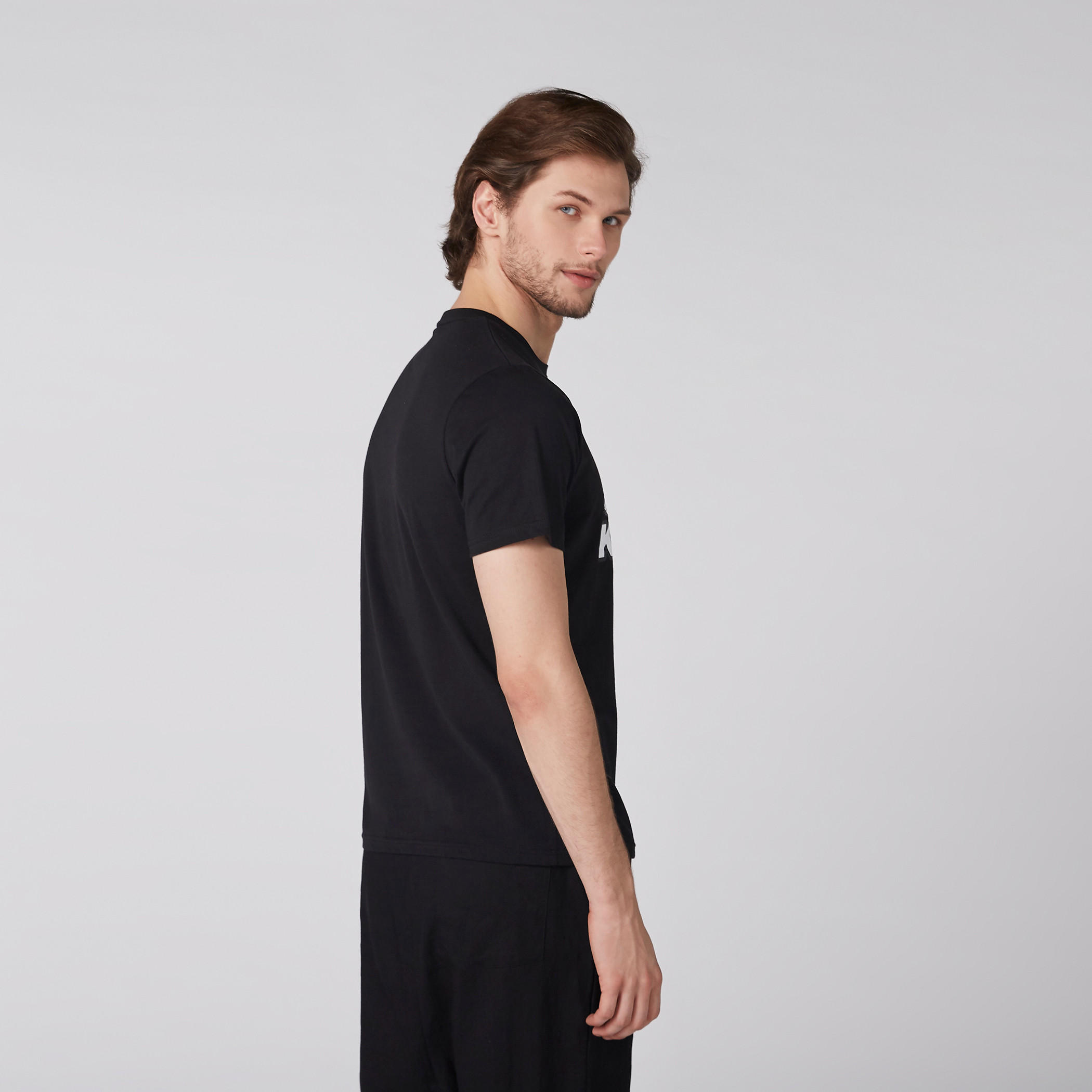 تيشيرت بياقة ضيقة وأكمام قصيرة وطبعات من كابا-men-clothing-sportswearandactivewear-tshirtsandpolos-image-4