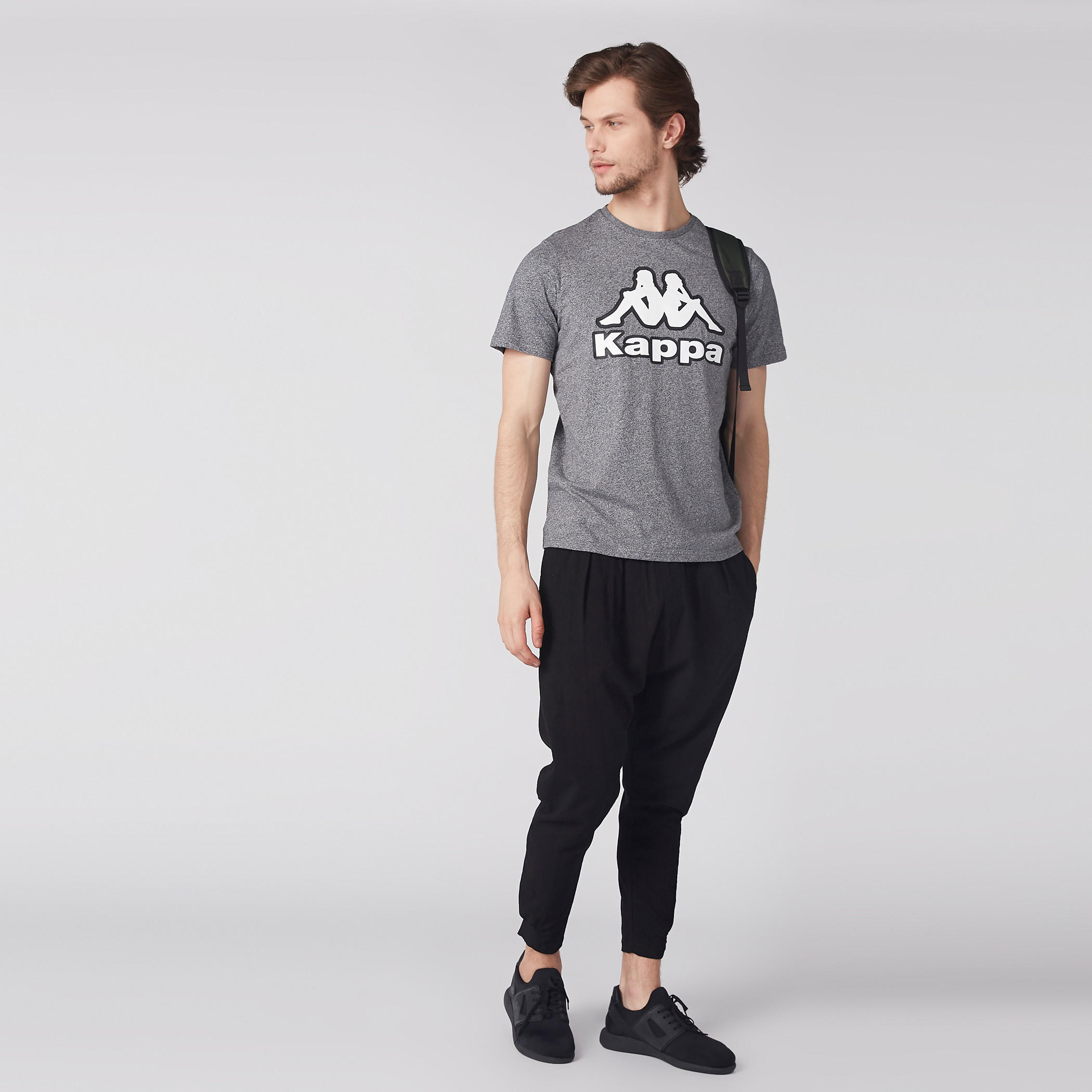 تيشيرت بياقة ضيقة وأكمام قصيرة وطبعات من كابا-men-clothing-sportswearandactivewear-tshirtsandpolos-image-1