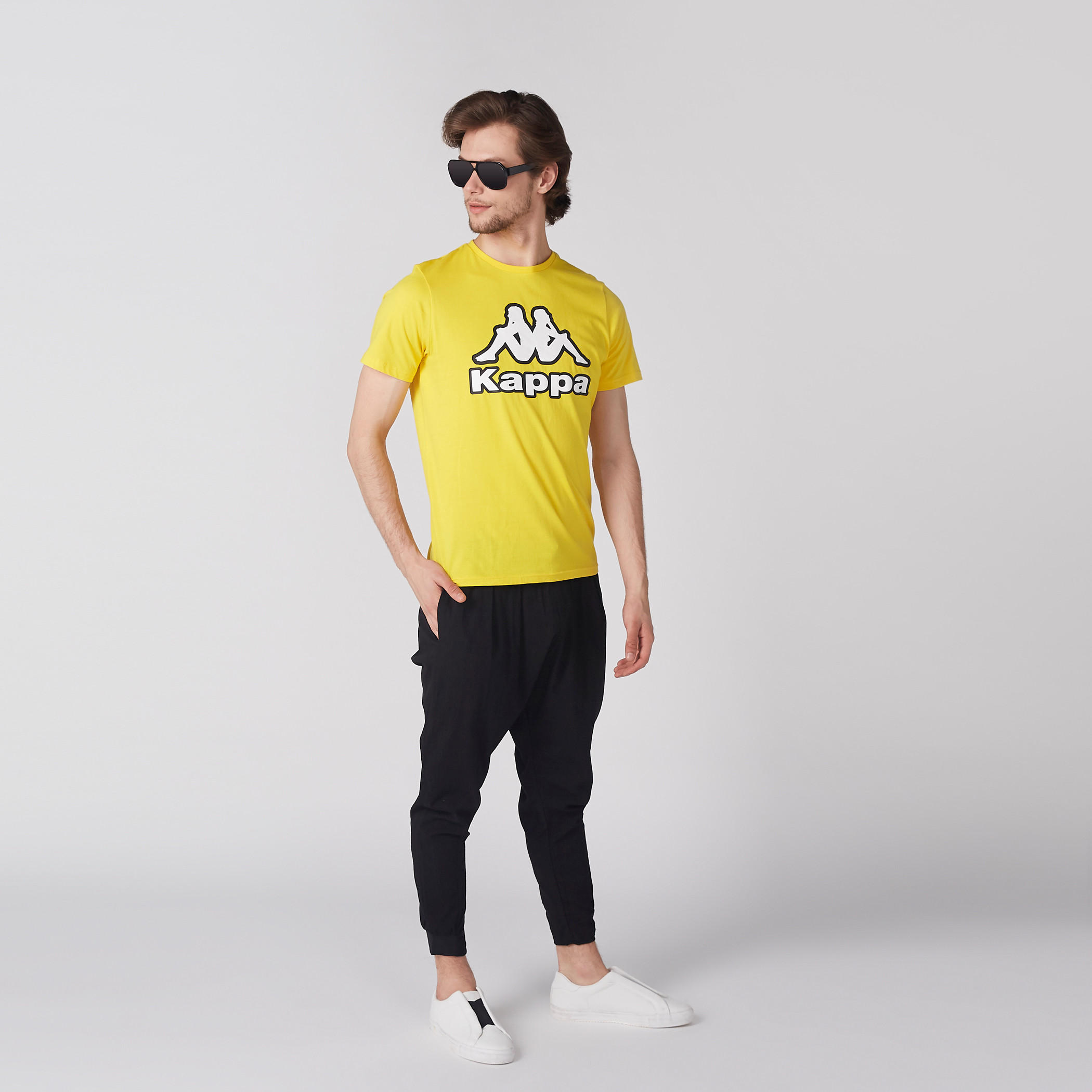 تيشيرت بياقة ضيقة وأكمام قصيرة وطبعات من كابا-men-clothing-sportswearandactivewear-tshirtsandpolos-image-2